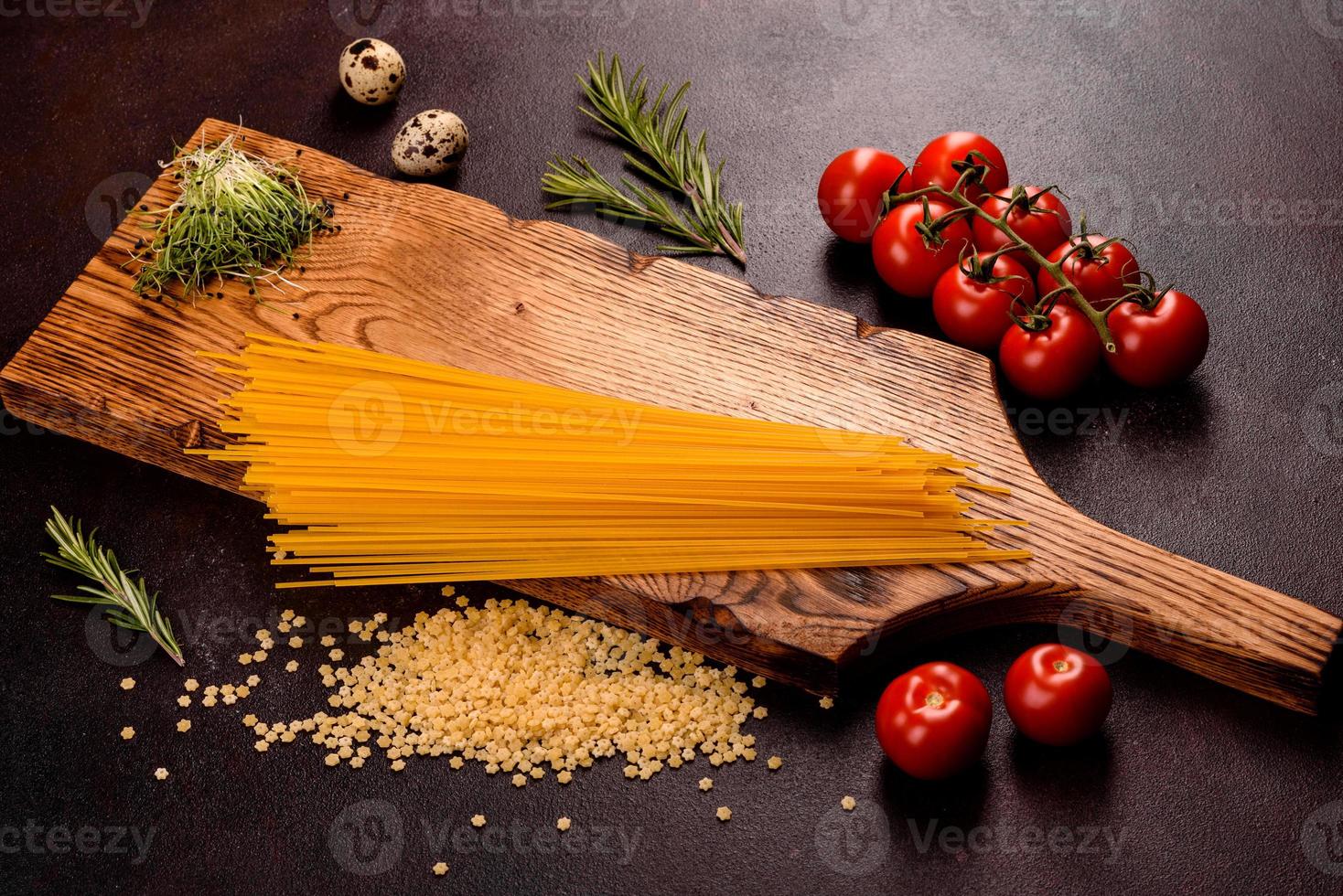 ingrédients pour la pâte de cuisson sur fond sombre photo