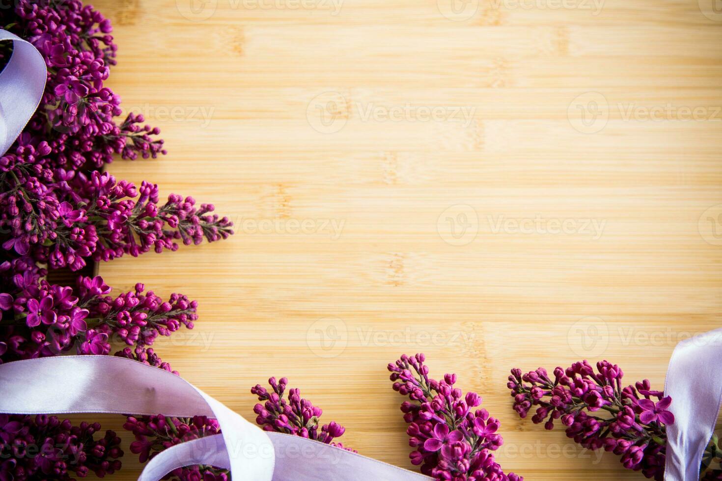 le beau lilas sur fond de bois photo