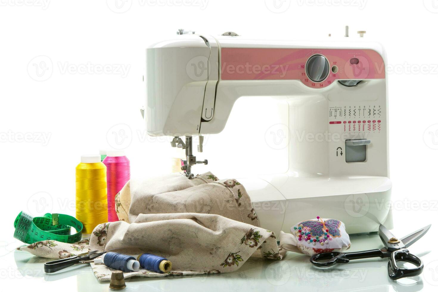 couture machine avec en tissu et fils pour couture, fermer. le travail processus photo