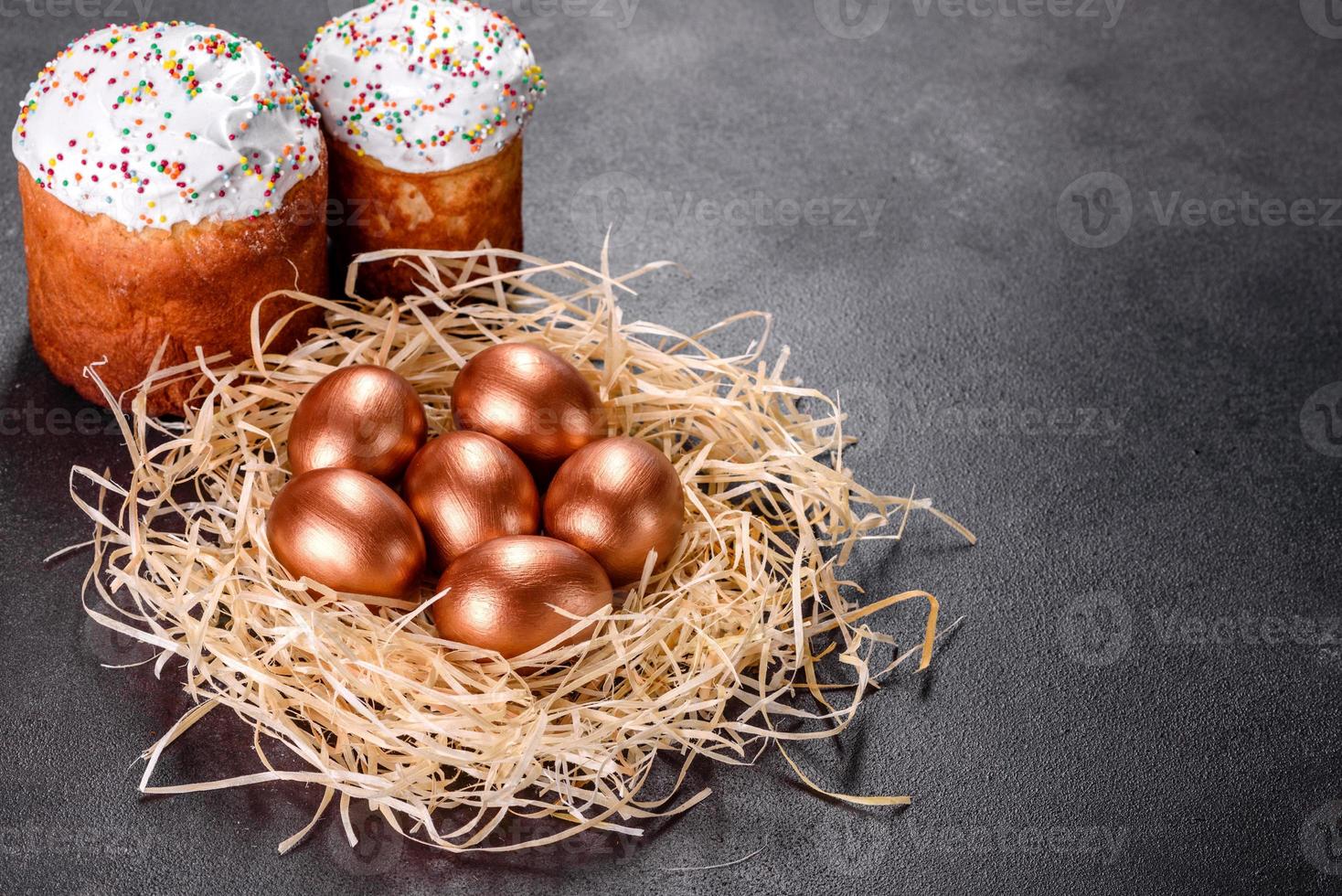 oeufs d'or de pâques dans le nid, préparation pour les vacances photo