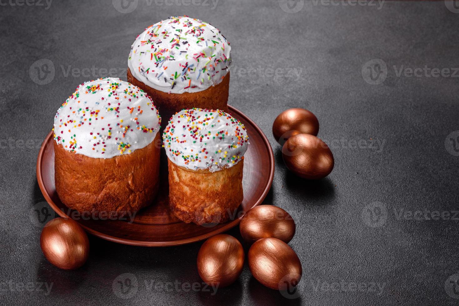 oeufs de pâques or et bronze et gâteau de pâques sur fond sombre photo