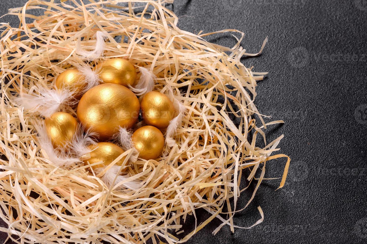 oeufs d'or de pâques dans le nid, préparation pour les vacances photo