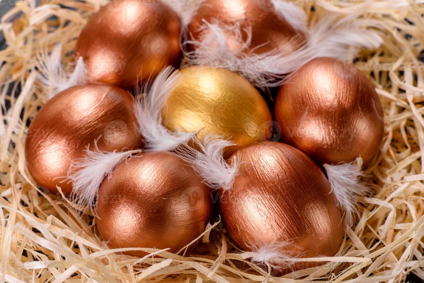 oeufs d'or de pâques dans le nid, préparation pour les vacances photo