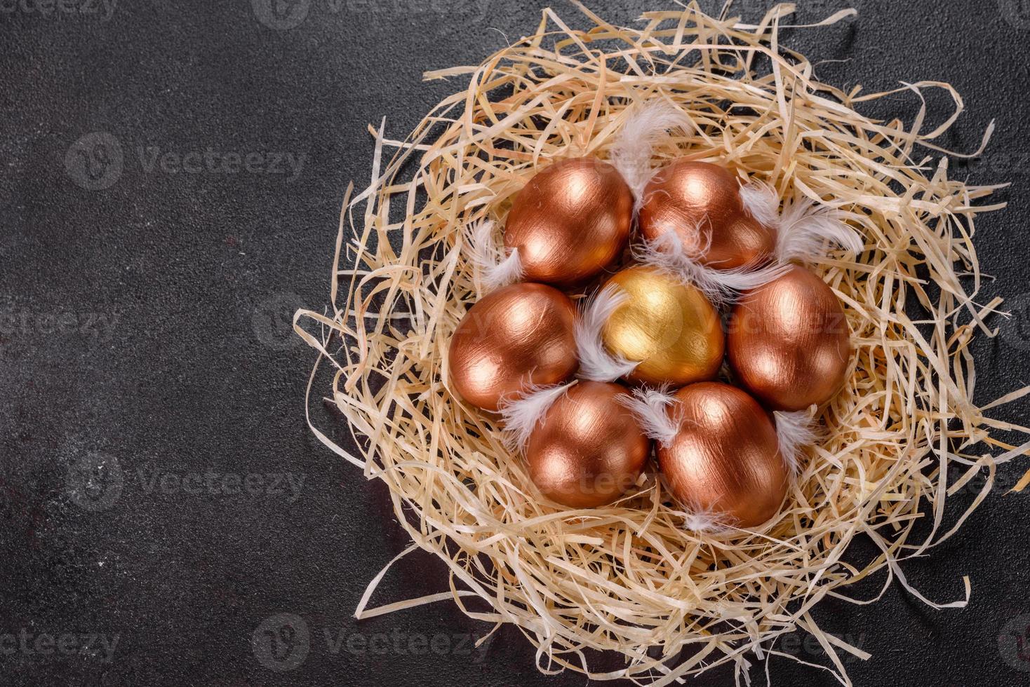 oeufs d'or de pâques dans le nid, préparation pour les vacances photo