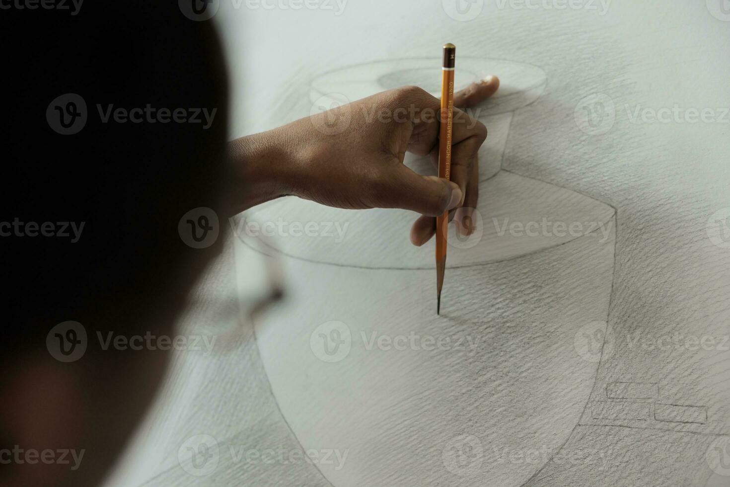 proche en haut de étudiant main en portant crayon pratiquant esquisse techniques tandis que en train d'étudier à art école, gens développement dessin compétences. artiste création esquisser, création ouvrages d'art photo