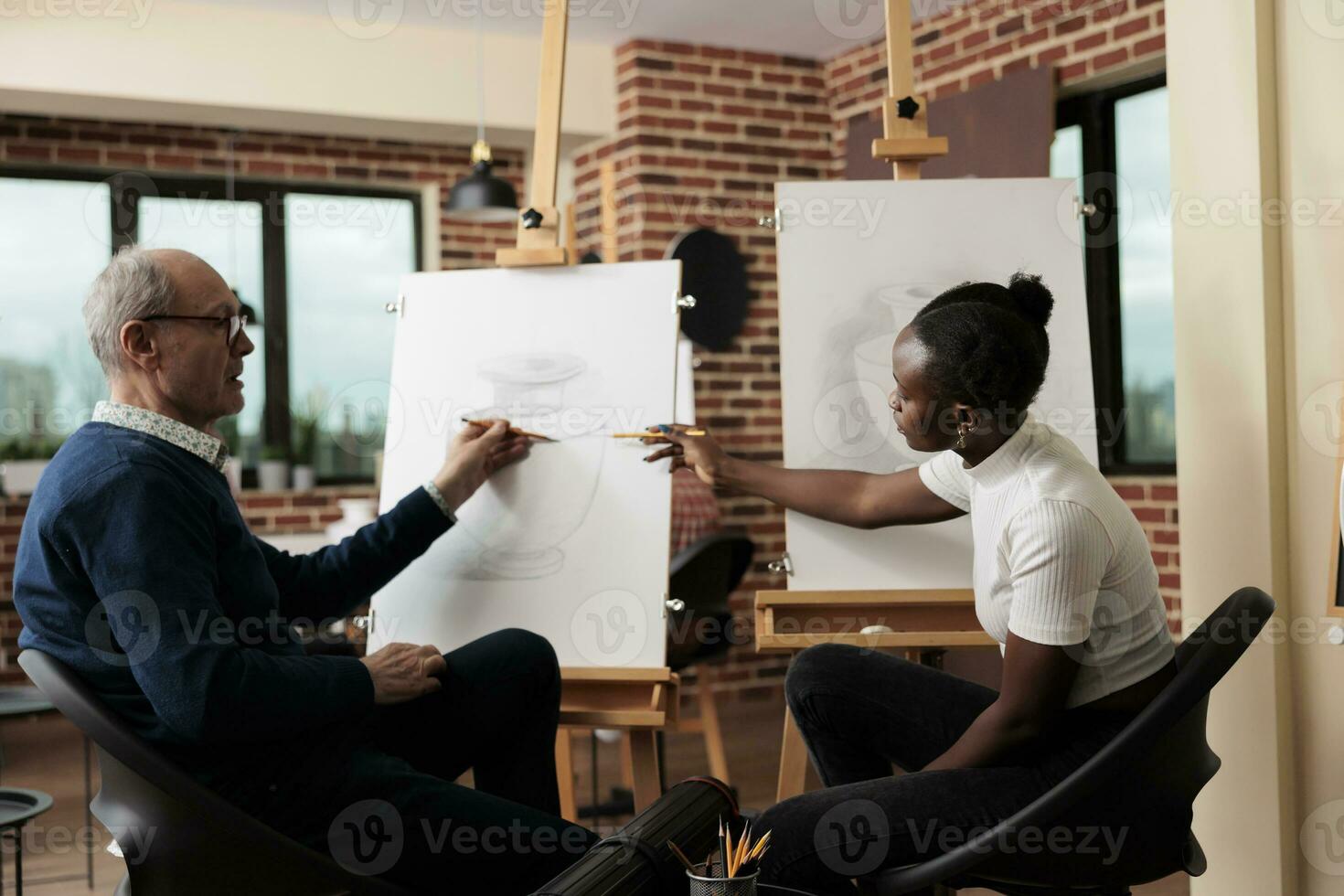 diverse élèves discuter esquisse techniques pendant dessin leçon, assister Créatif atelier, gens exprimer se et socialiser avec autres pendant art classe. Créatif loisir Activités photo