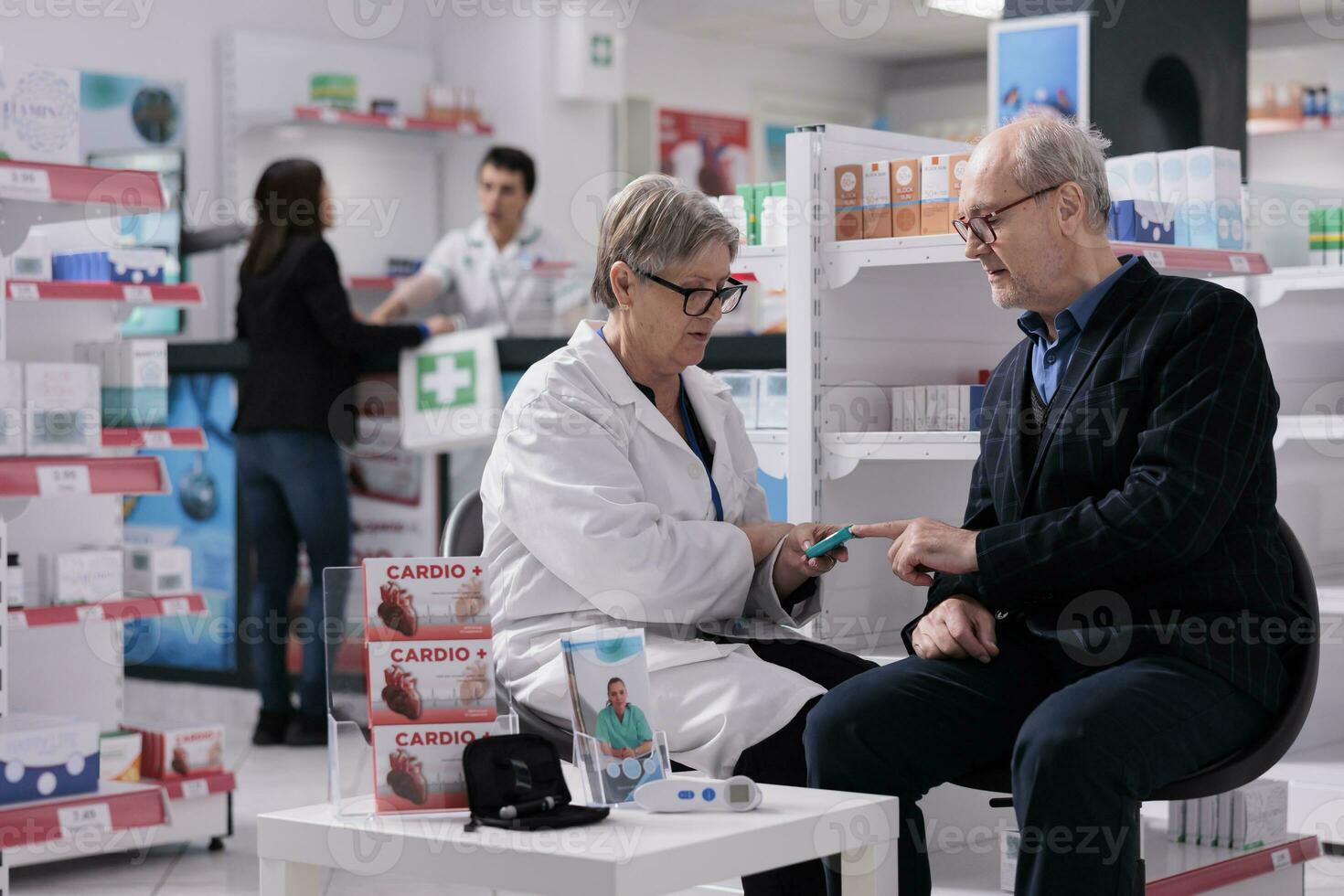 personnes âgées homme avoir pharmacie consultation, mesure glucose niveau dans pharmacie. pharmacie assistant fabrication Diabète diagnostic à Sénior patient, en utilisant glucomètre médical instrument photo