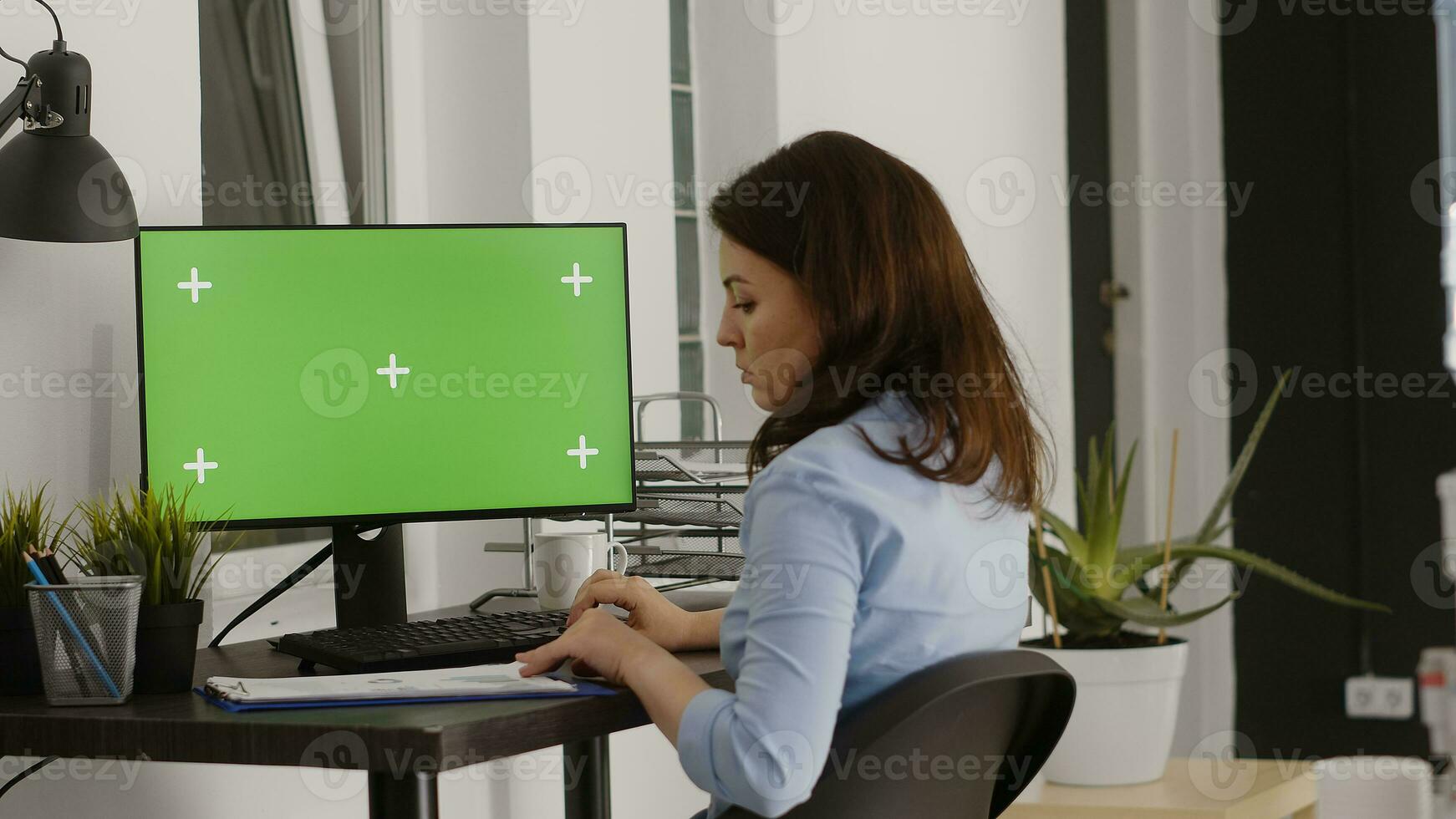 exécutif assistant en cours d'analyse vert écran modèle sur ordinateur, vérification isolé afficher sur PC dans cotravail espace. femme en utilisant Vide chrominance clé fond filtrer, professionnel agence. photo