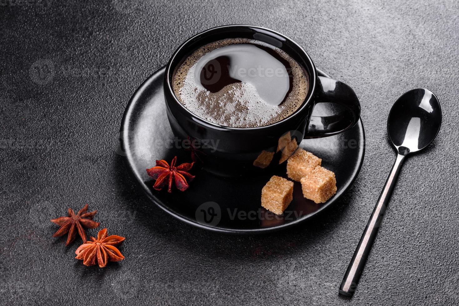 une tasse de café du matin parfumé et frais pour bien commencer la journée photo