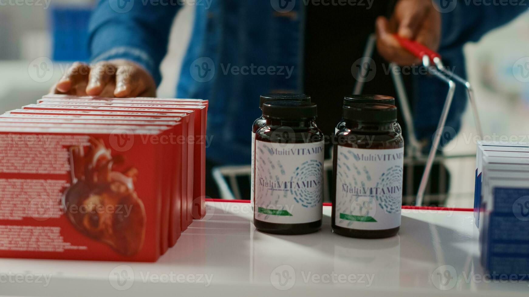 africain américain femme prise vitamines de étagères, à la recherche à acheter ordonnance traitement et pharmaceutique. Jeune adulte vérification médicaments et soins de santé des produits. proche en haut. photo