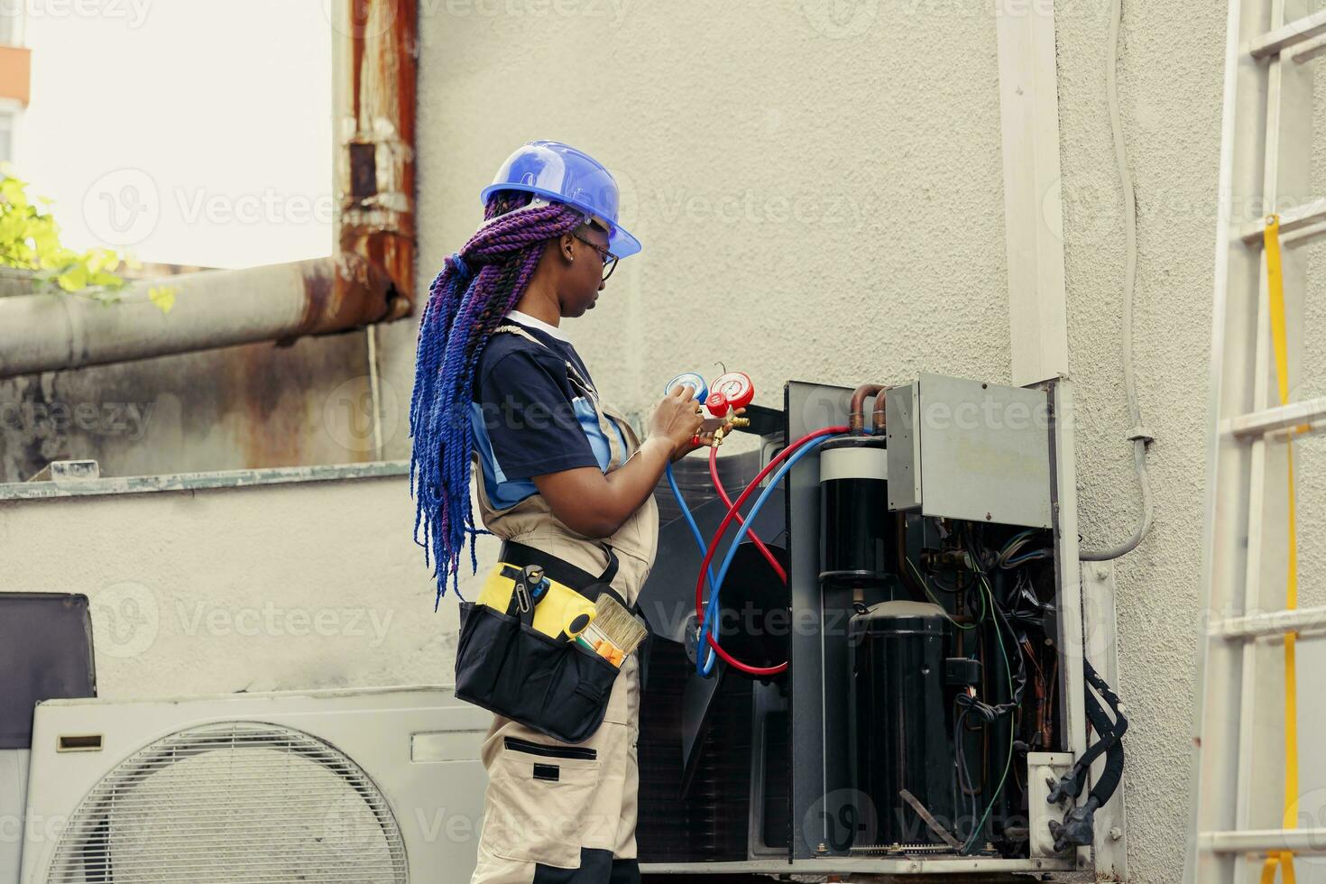 compétent mécanicien départ routine condenseur entretien, assemblage ensemble de ac jauges vide pompes. qualifié professionnel en train de lire pression de liquides et des gaz dans HVAC système photo