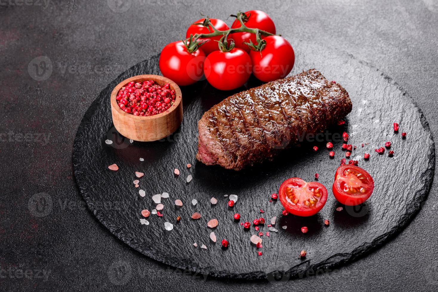 steak de faux-filet avec pommes de terre, oignons et tomates cerises photo