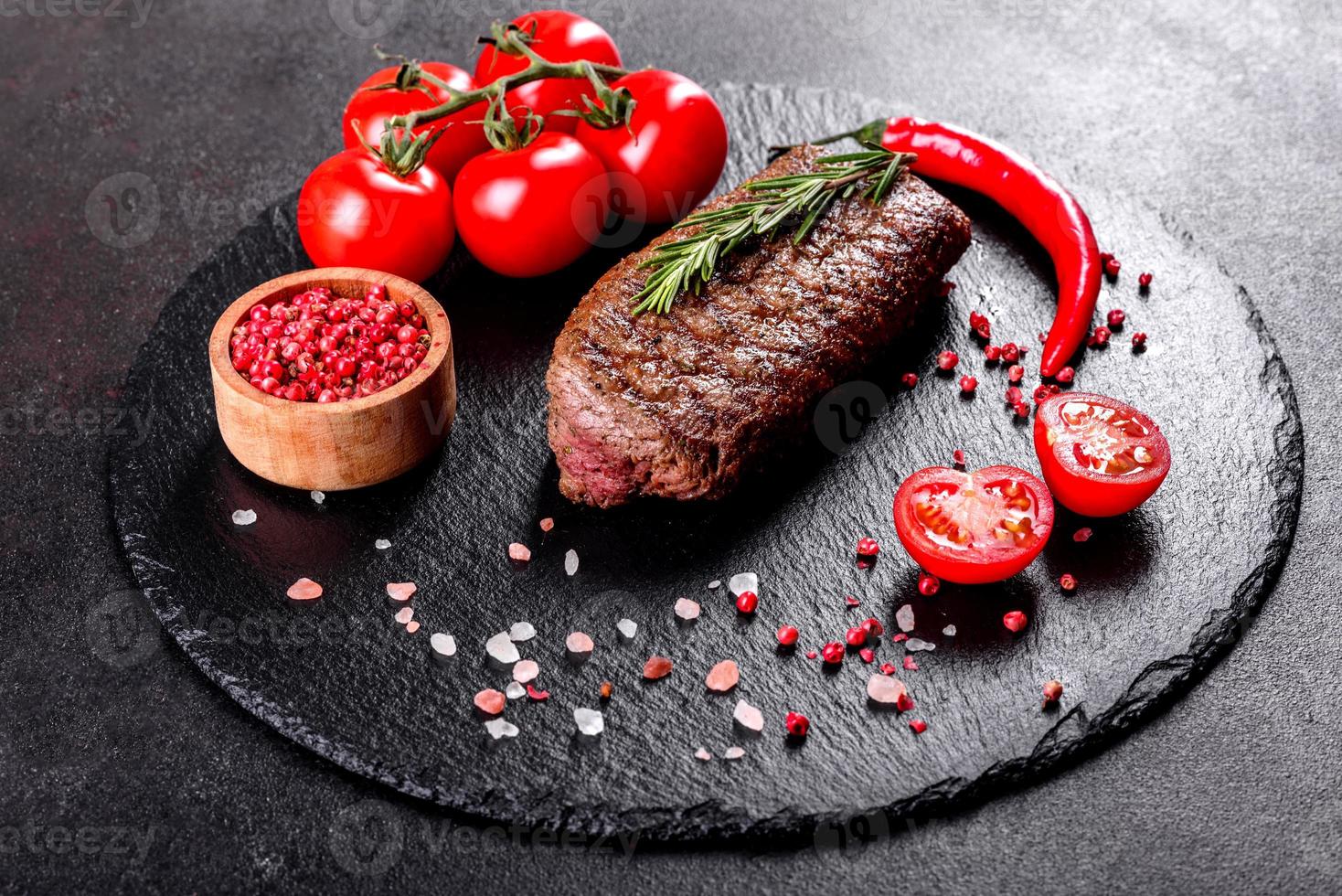 steak de faux-filet avec pommes de terre, oignons et tomates cerises photo