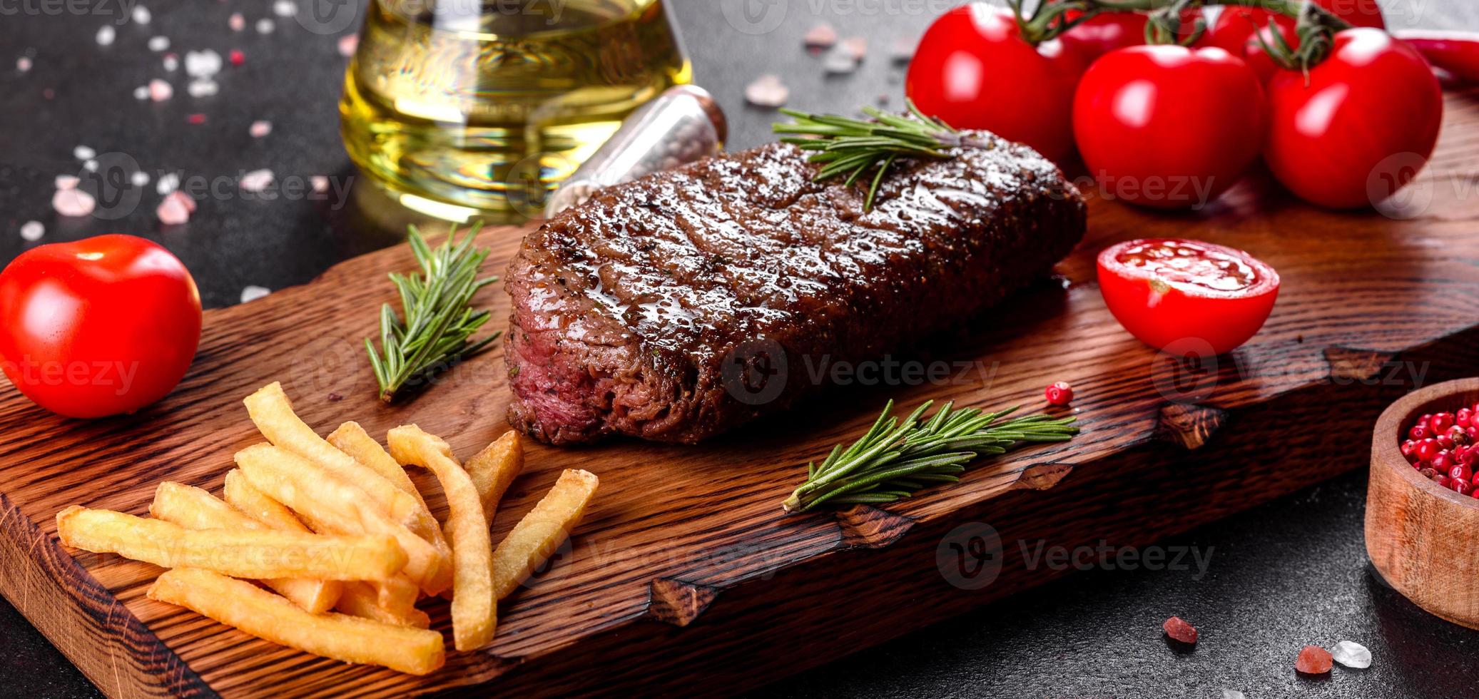 steak de faux-filet avec pommes de terre, oignons et tomates cerises photo