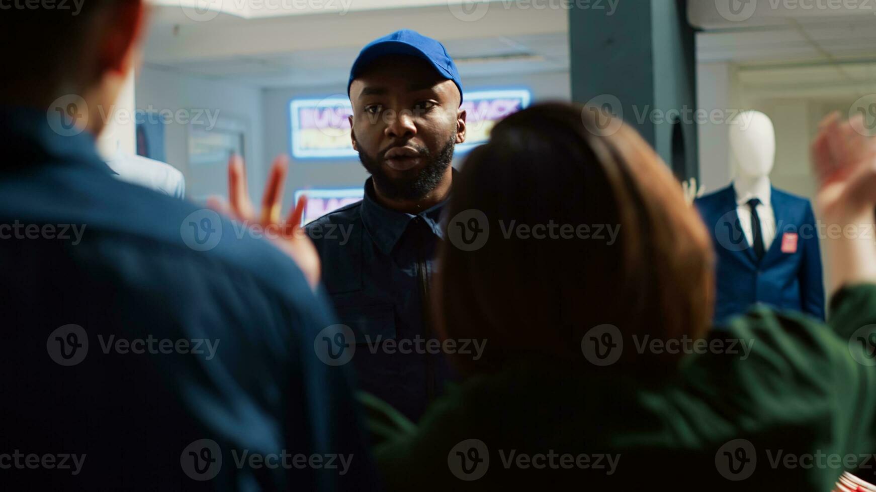 clients bousculer chaque autre en dehors de façon à être premier dans Vêtements boutique pendant noir Vendredi achats. africain américain garde en portant retour agressif foule rupture à l'intérieur centre commercial. ordinateur de poche tir. photo