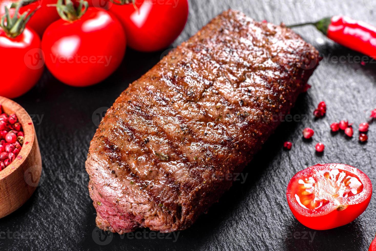 steak de faux-filet avec pommes de terre, oignons et tomates cerises photo