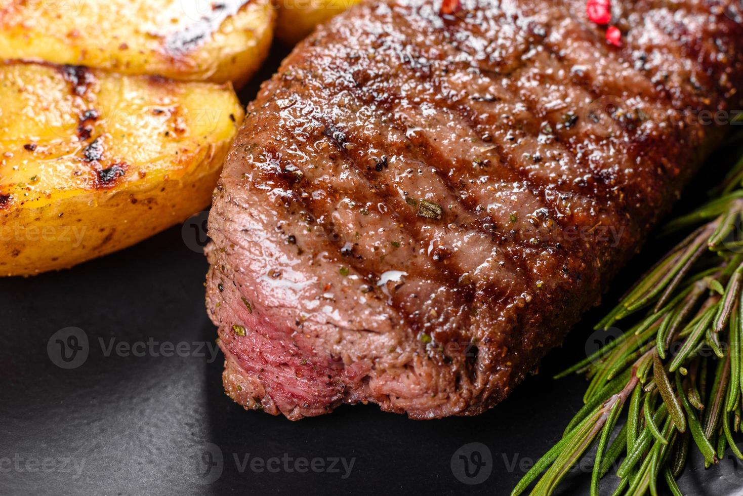 steak de faux-filet avec pommes de terre, oignons et tomates cerises photo