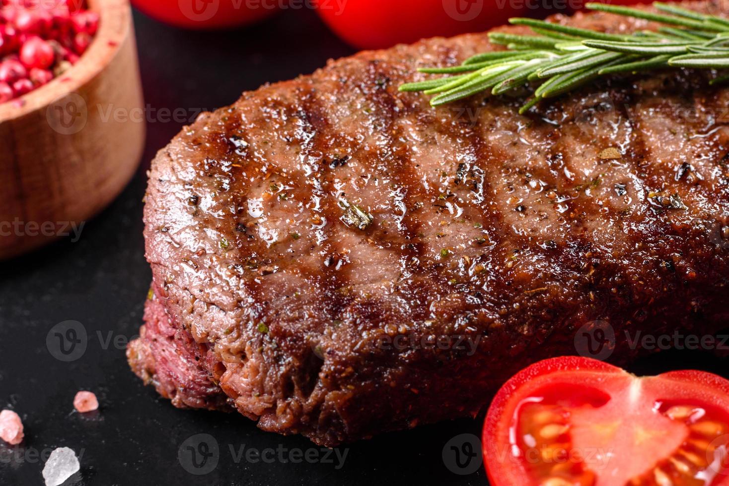 steak de faux-filet avec pommes de terre, oignons et tomates cerises photo