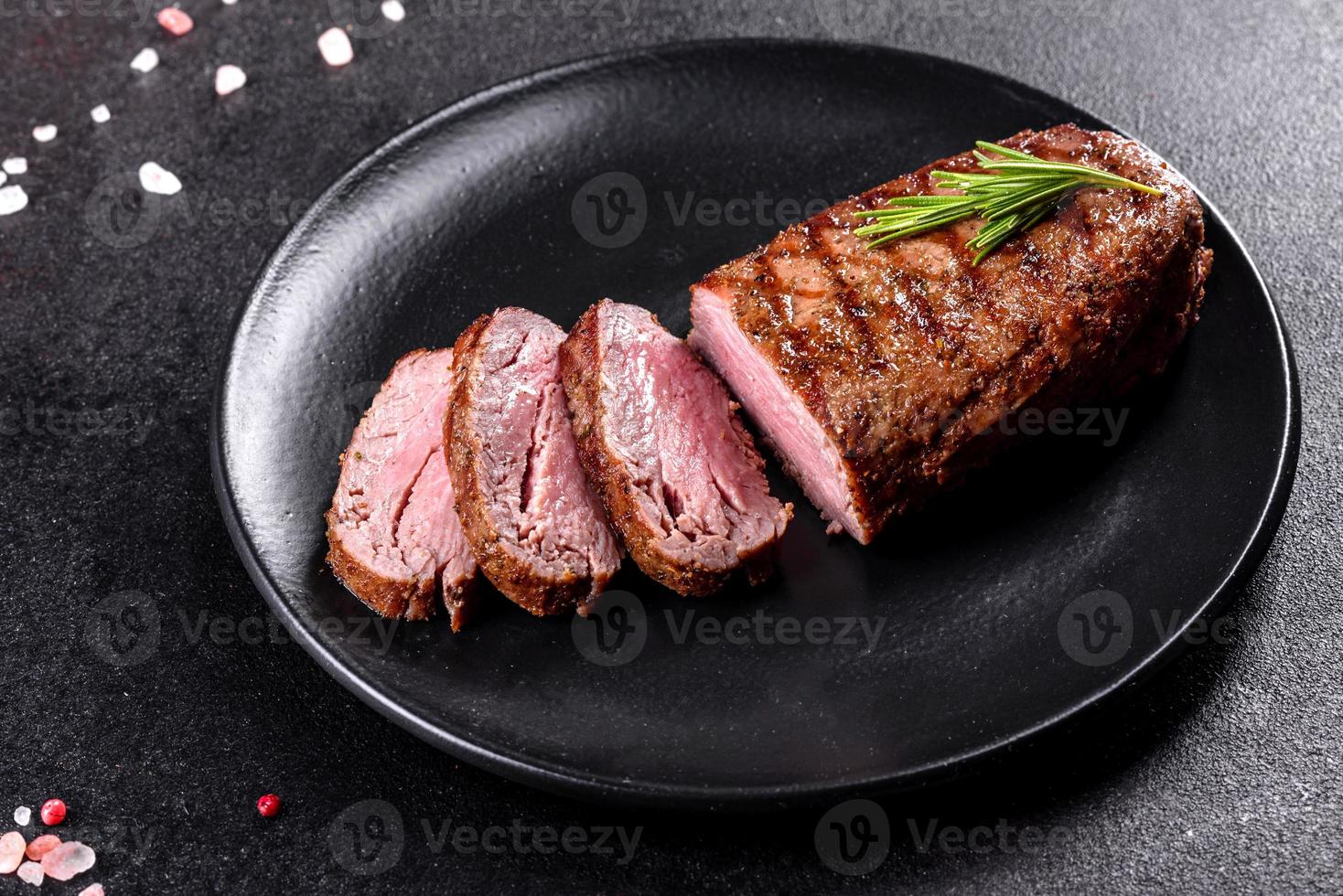 steak de faux-filet avec pommes de terre, oignons et tomates cerises photo