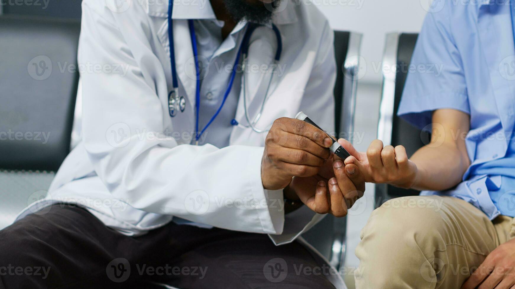 spécialiste mesure insuline et glucose niveau en utilisant glucomètre, Faire santé examen avec diabétique patient pendant vérification visite consultation dans hôpital attendre zone. médicament concept photo