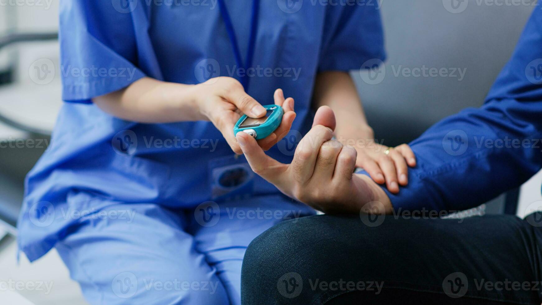 assistant Faire insuline niveau la mesure avec instrument à Aidez-moi Sénior malade homme avec diabète, en utilisant glucomètre à vérifier glucose et sucre de sang. patient assister vérification visite consultation. photo