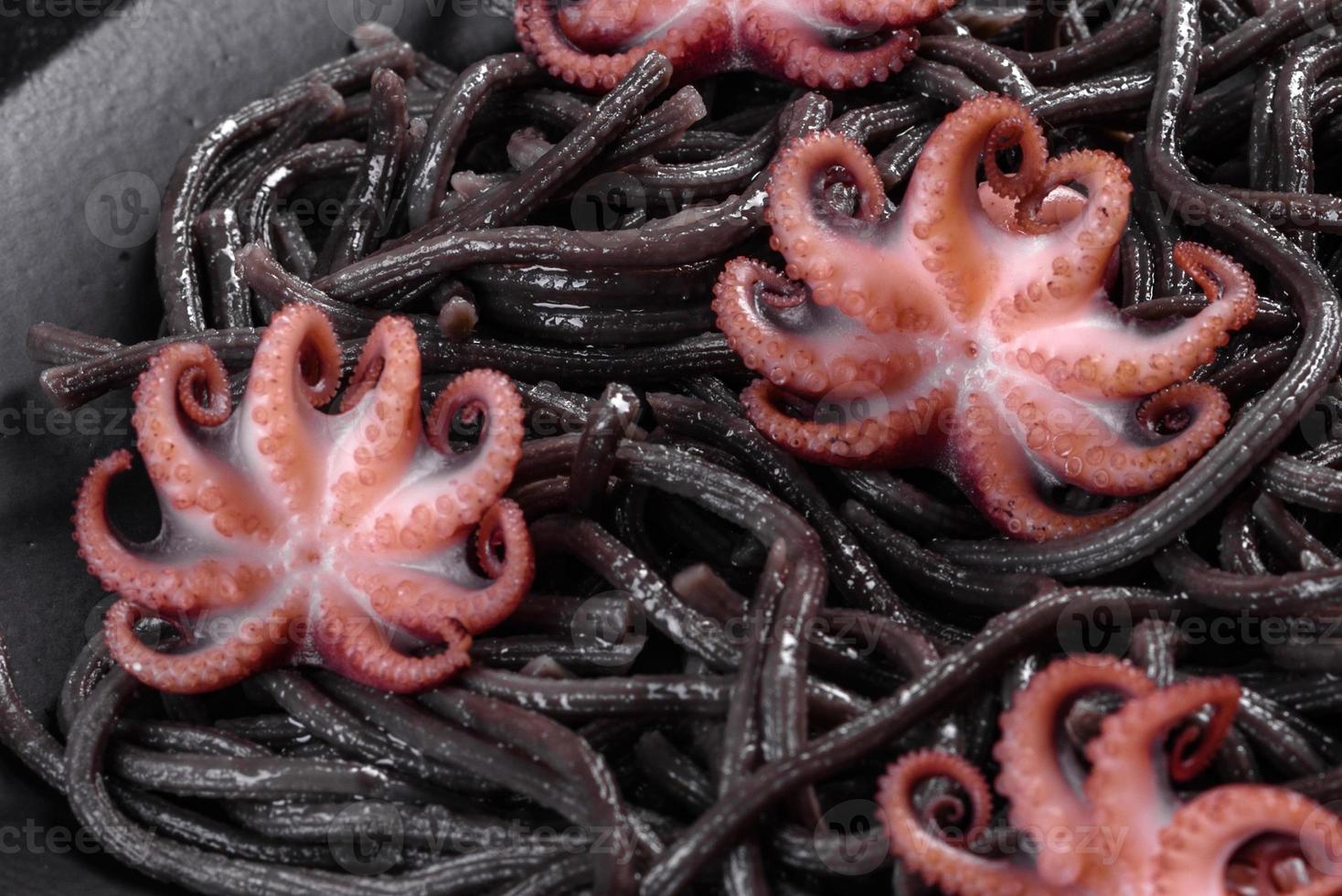 pâtes noires aux fruits de mer avec crevettes, poulpes et moules photo