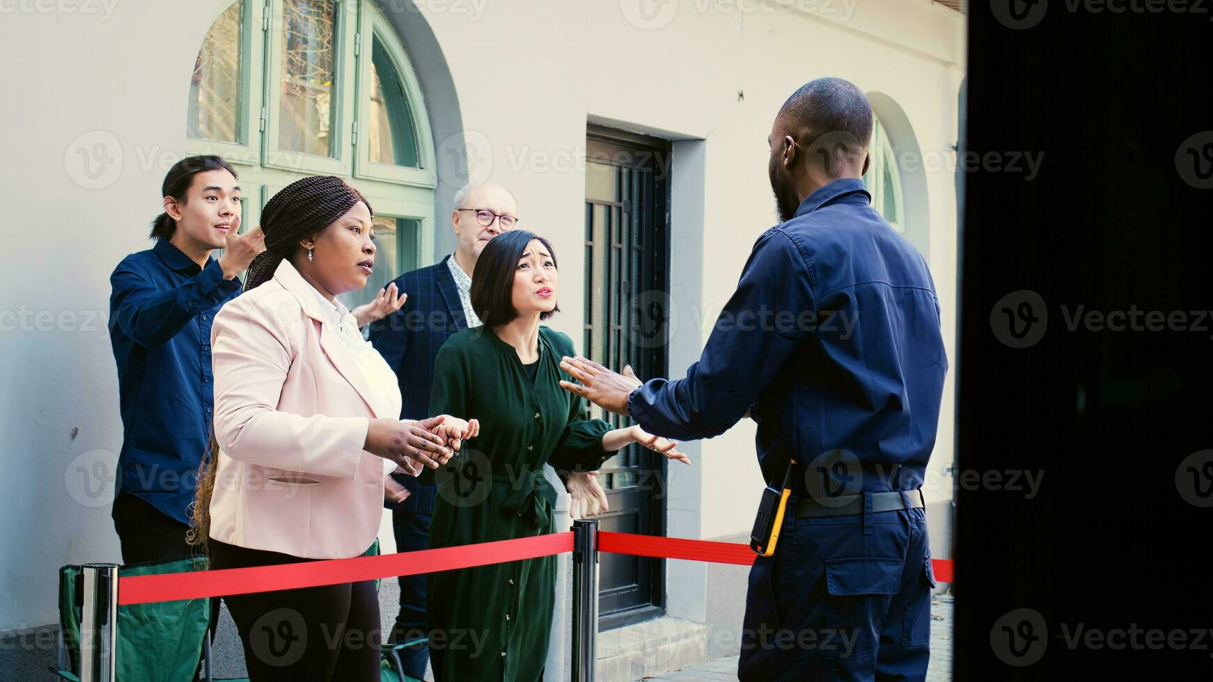 les acheteurs argumenter avec Sécurité officier, attendre pour noir Vendredi saisonnier Ventes à l'extérieur Vêtements magasin. fou anxieux centre commercial clients sentiment fatigué de attendre dans ligne à achats centre. photo