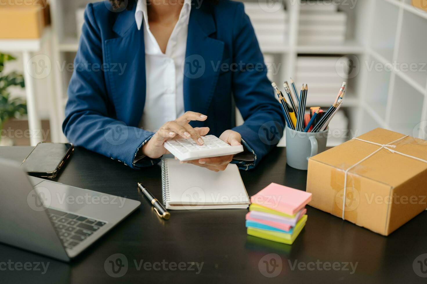 Jeune femme en portant une téléphone intelligent, tablette montrant Paiement Succès et crédit carte avec Jaune parcelle boîte comme en ligne achats concept photo