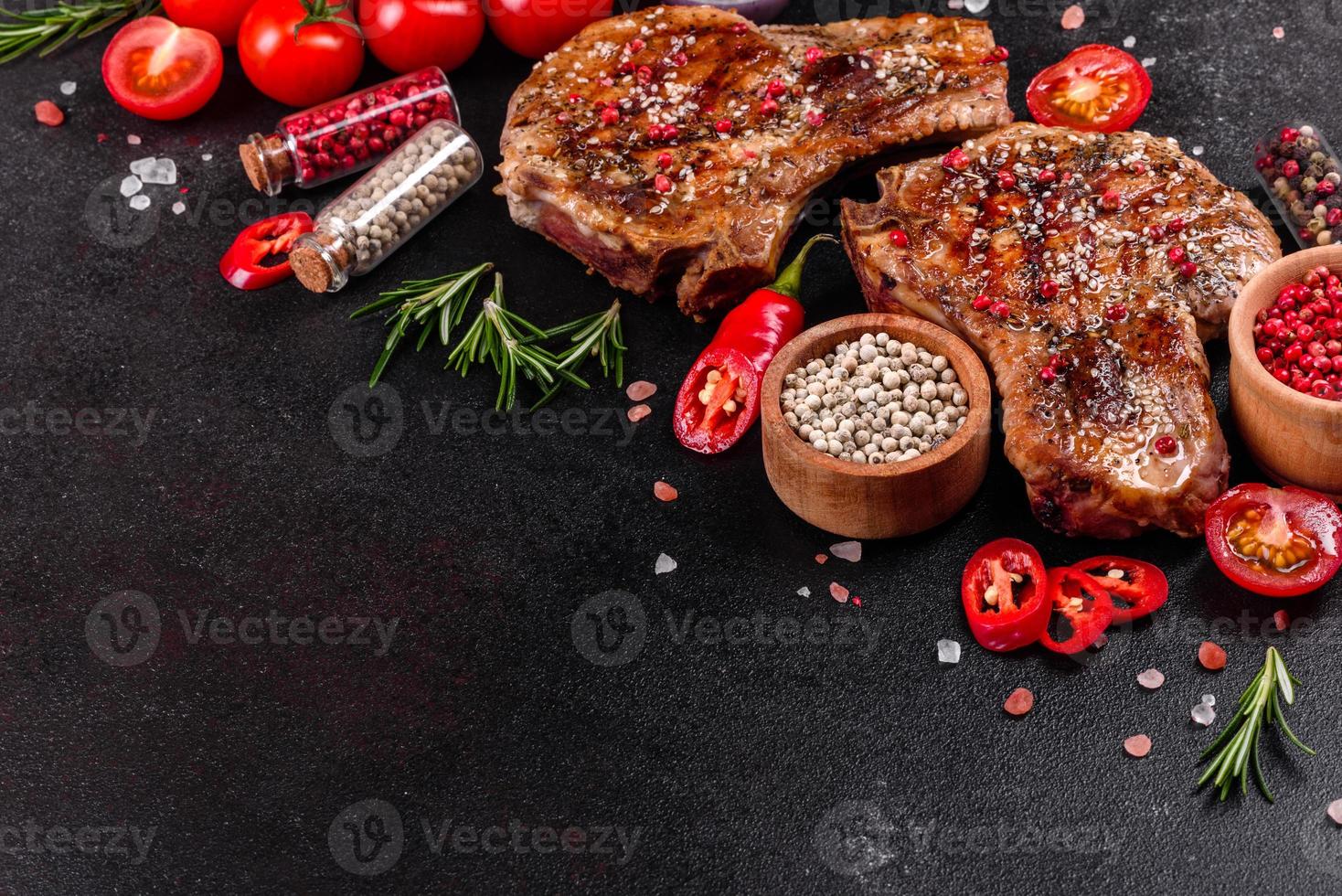 steak juteux délicieux et frais sur les os photo