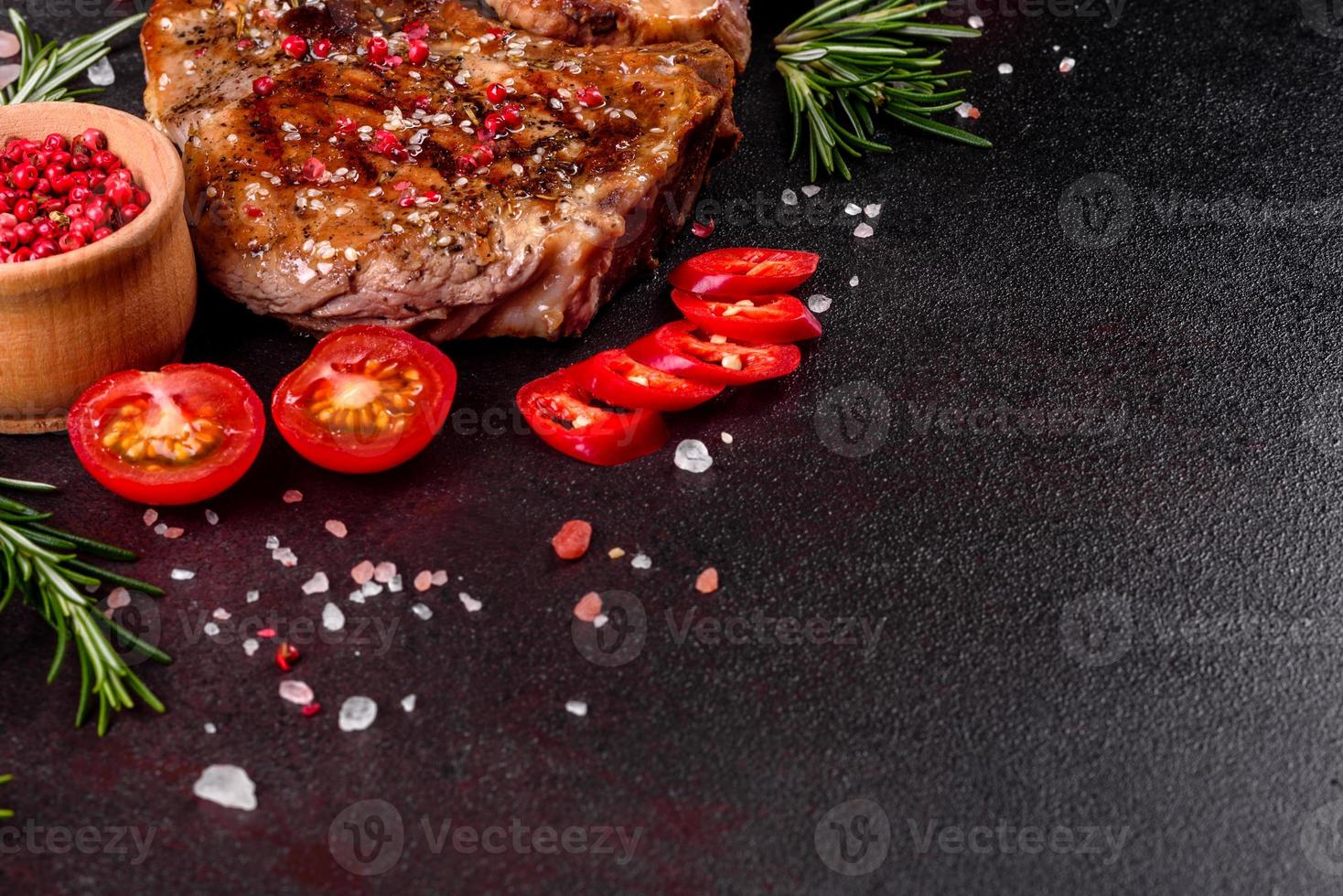 steak juteux délicieux et frais sur les os photo