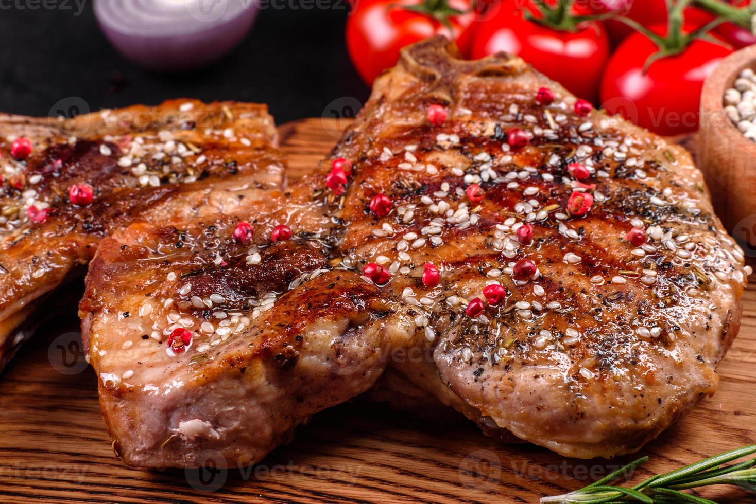 steak juteux délicieux et frais sur les os photo