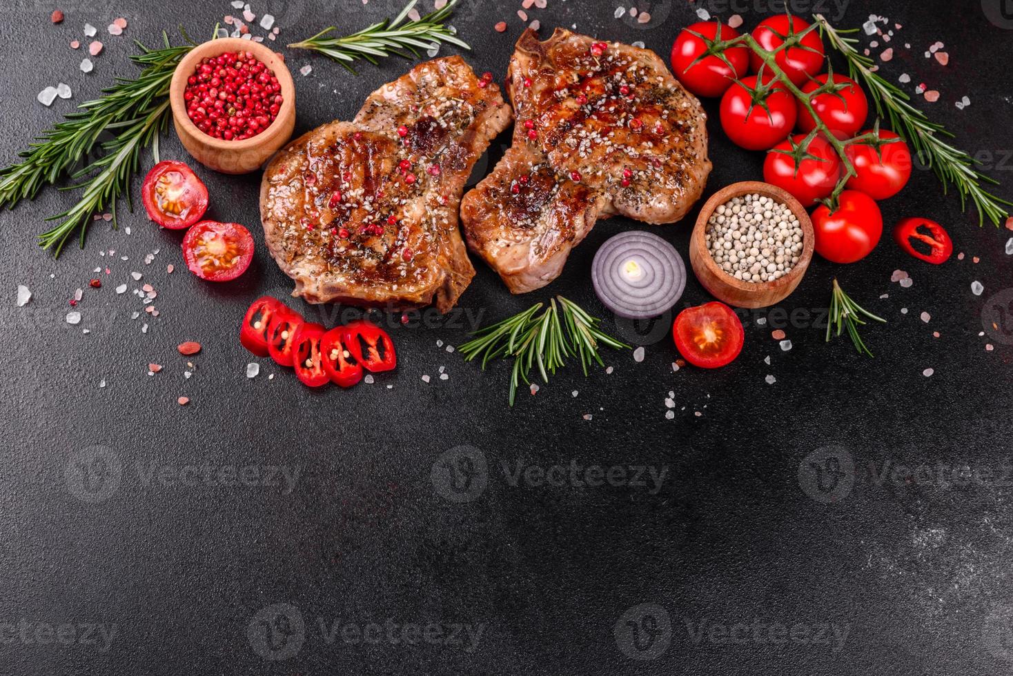 steak juteux délicieux et frais sur les os photo