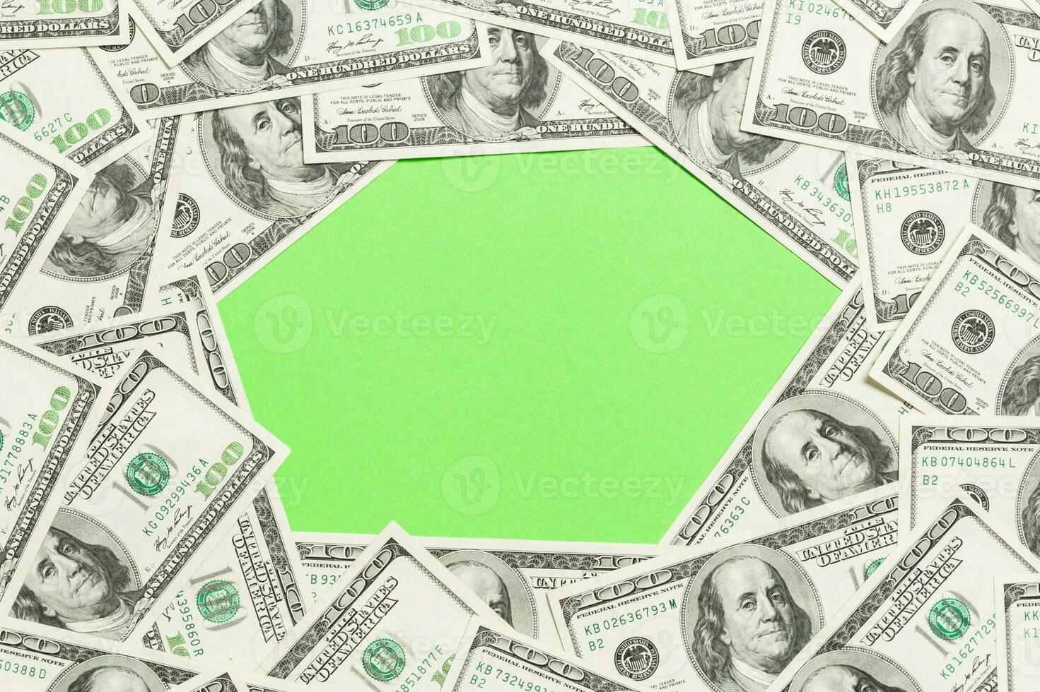 cadre en dollars avec espace de copie au milieu. vue de dessus du concept d'entreprise sur fond vert avec espace de copie photo