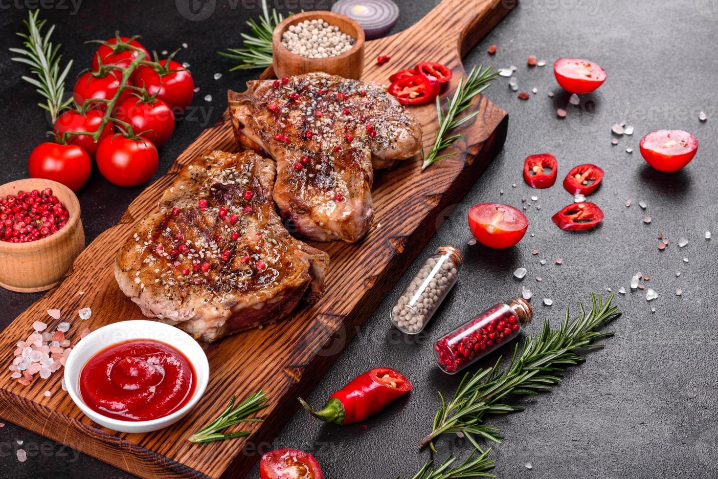 steak juteux délicieux et frais sur les os photo