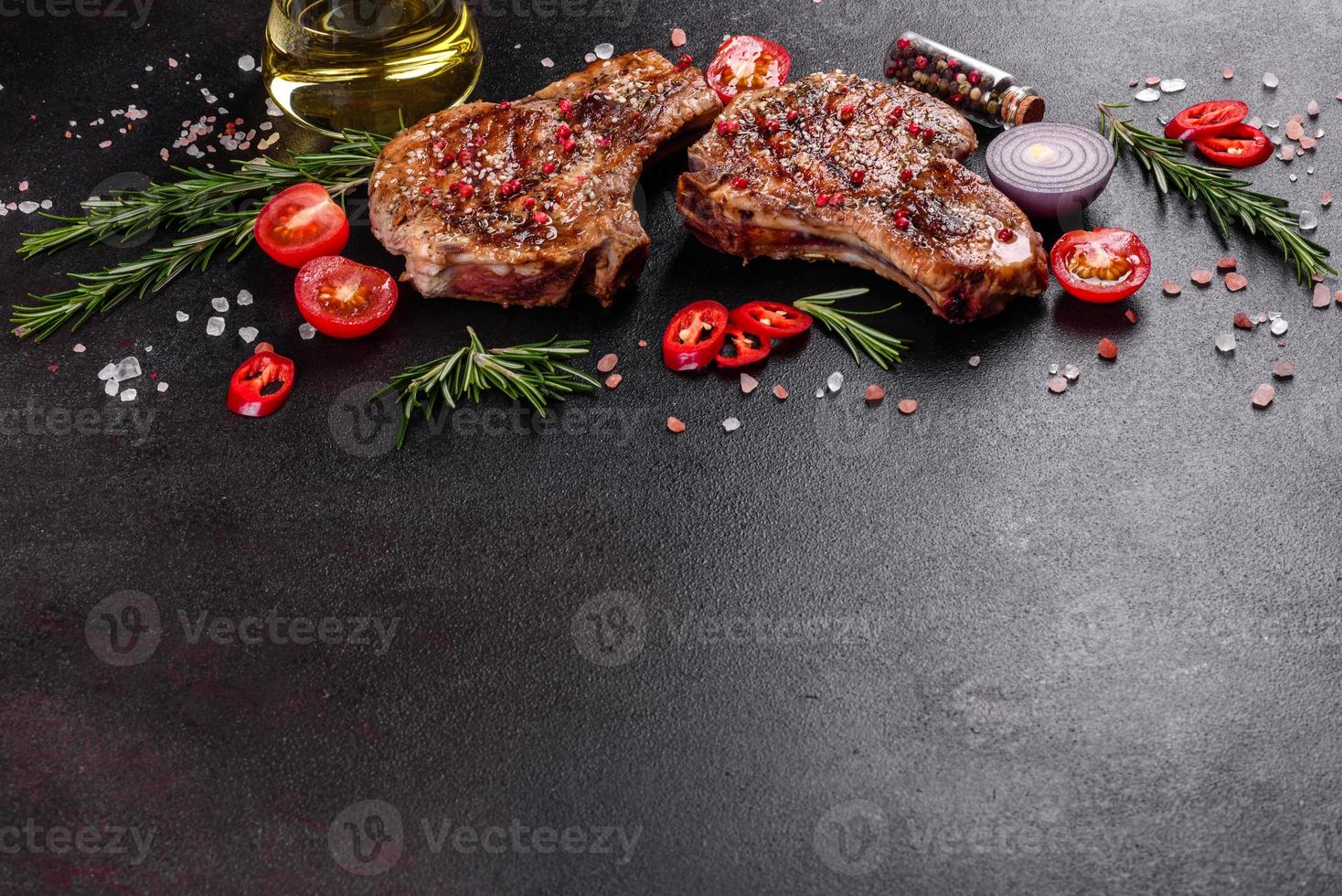 steak juteux délicieux et frais sur les os photo