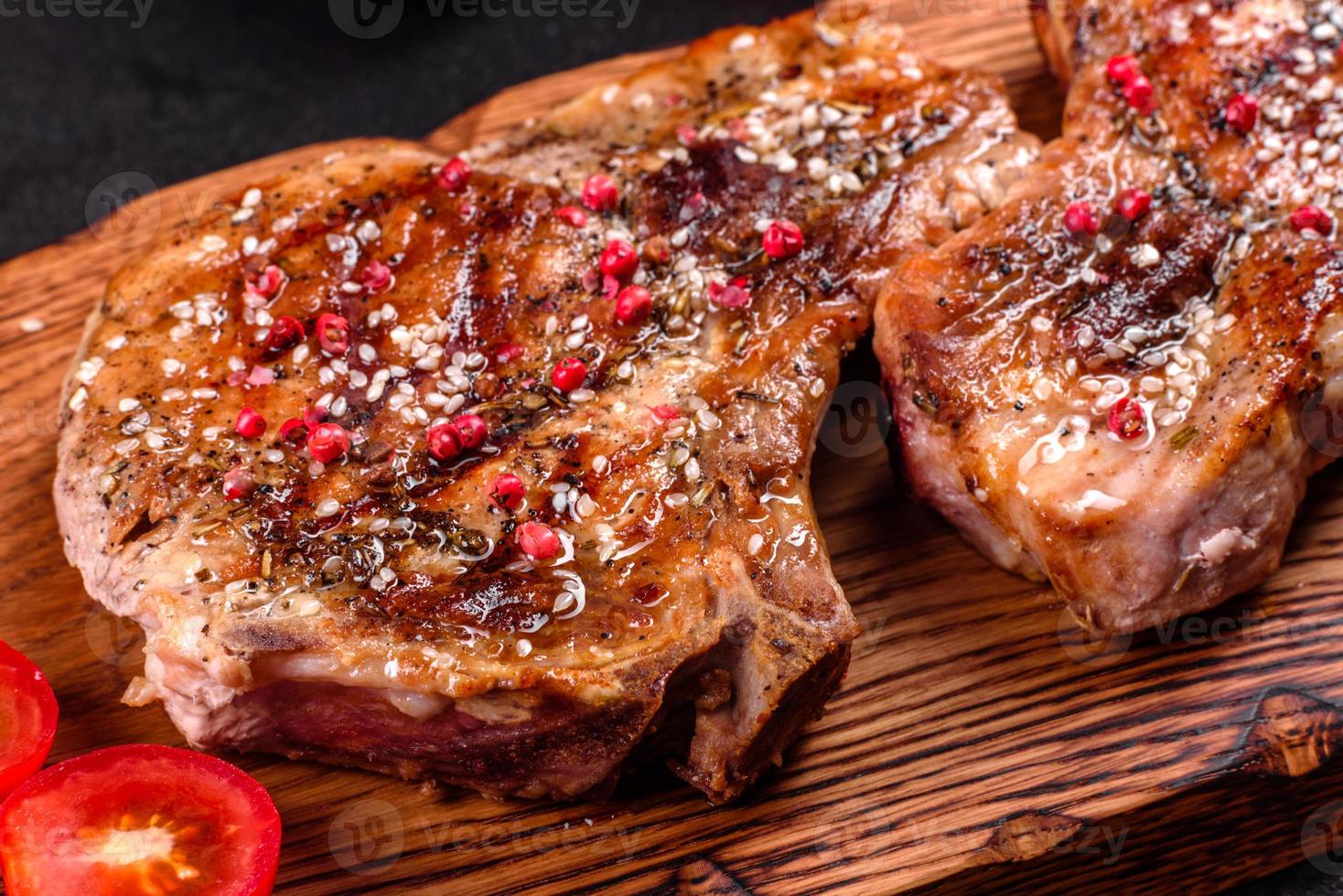 steak juteux délicieux et frais sur les os photo