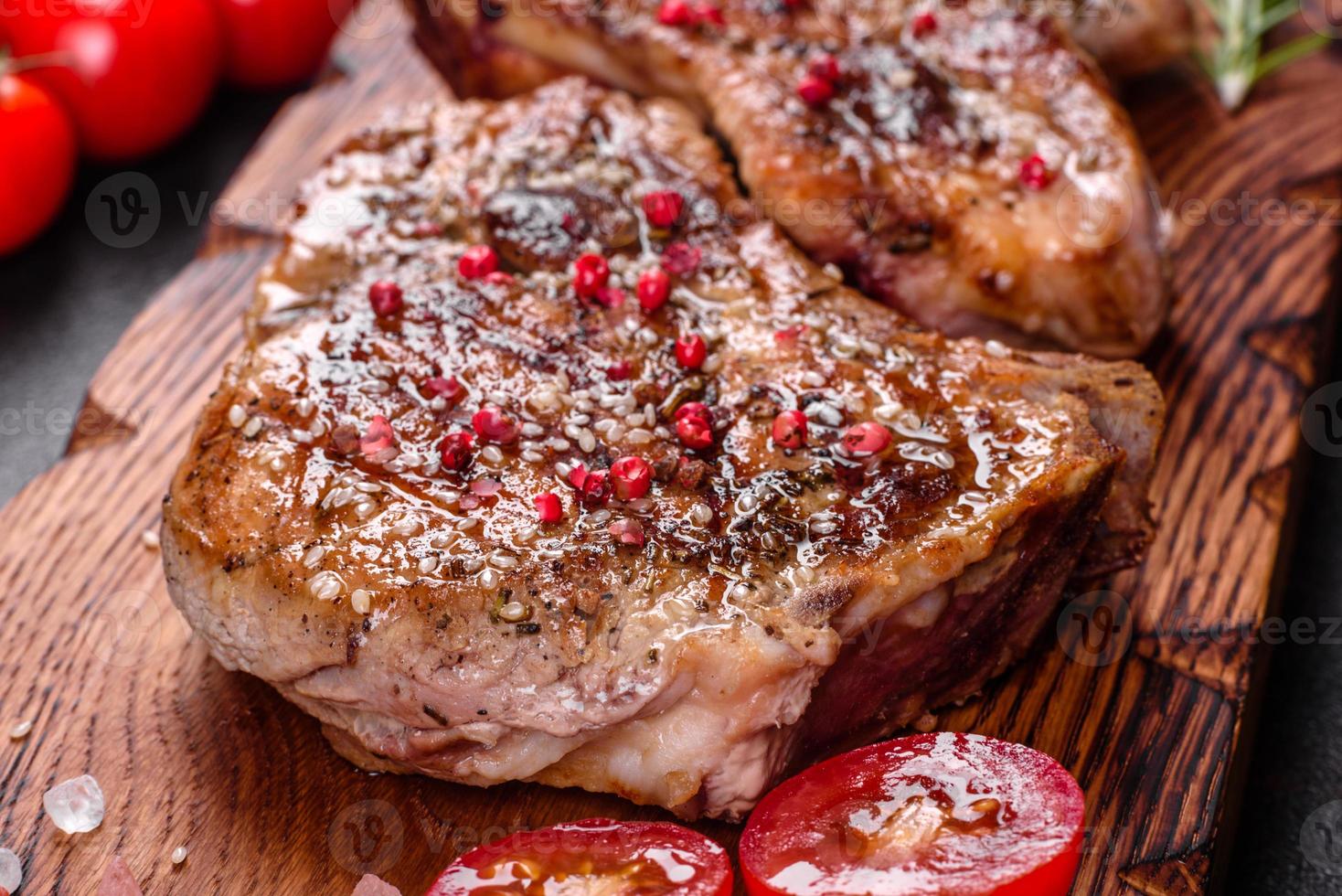 délicieux steak juteux frais sur les os avec des légumes photo