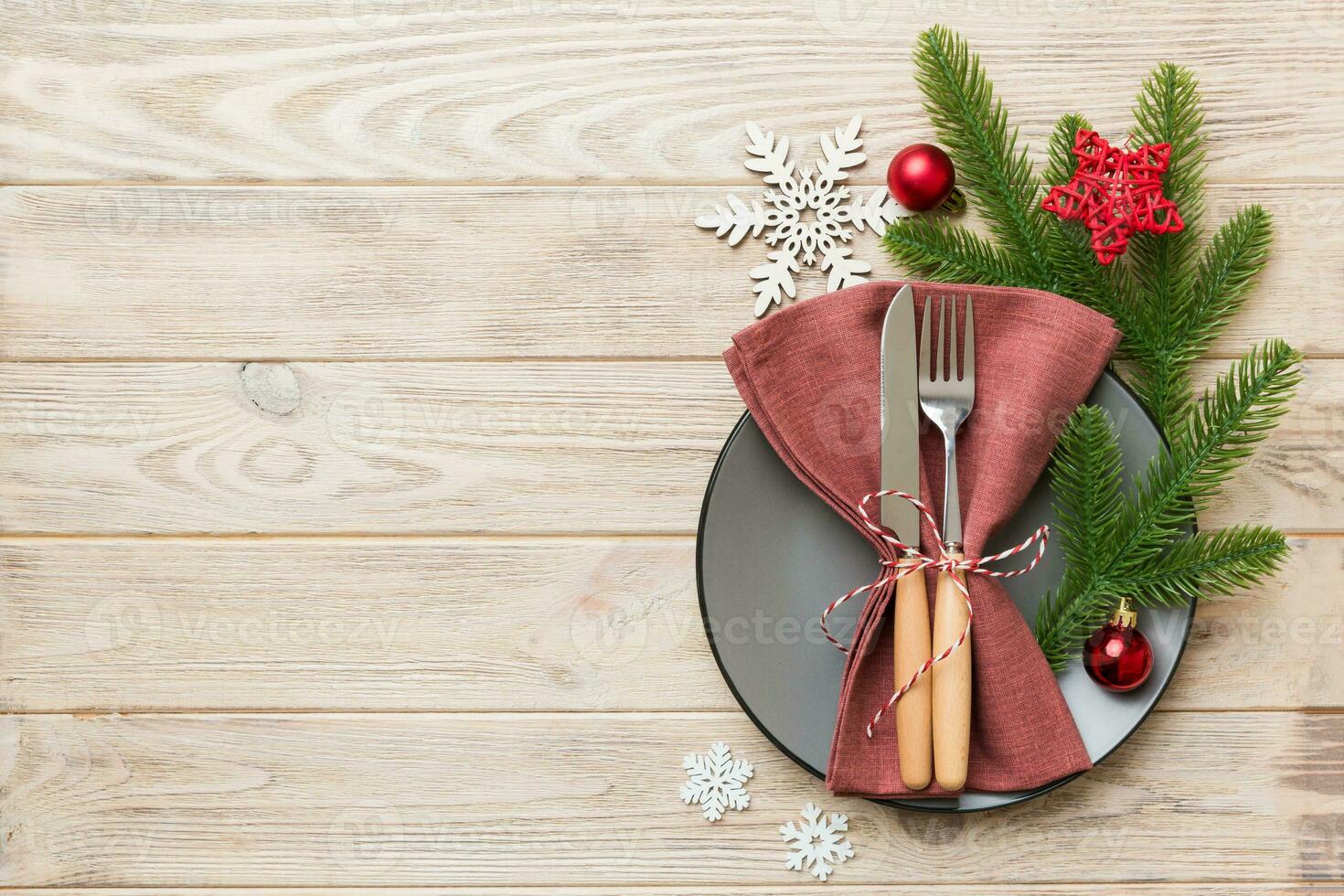 Noël table endroit réglage avec Noël décor et assiettes, bétail, fourchette et cuillère. Noël vacances Contexte. Haut vue avec copie espace photo