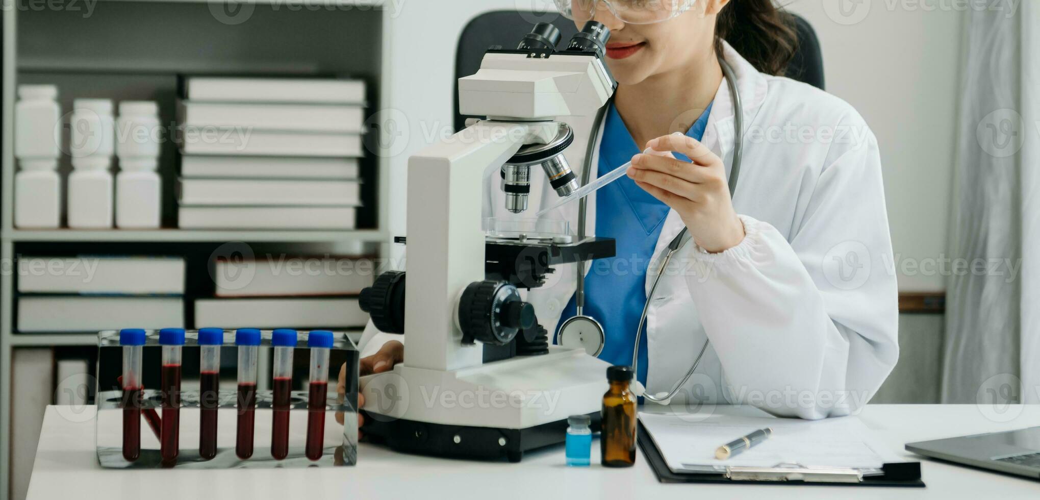 femelle scientifique travail avec micro pipettes en cours d'analyse biochimique échantillons, Avancée science chimique laboratoire pour médicament. photo