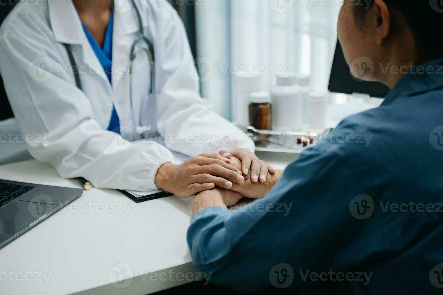 le médecin détient le patient s. main soins de santé et médical concept. dans hôpital photo