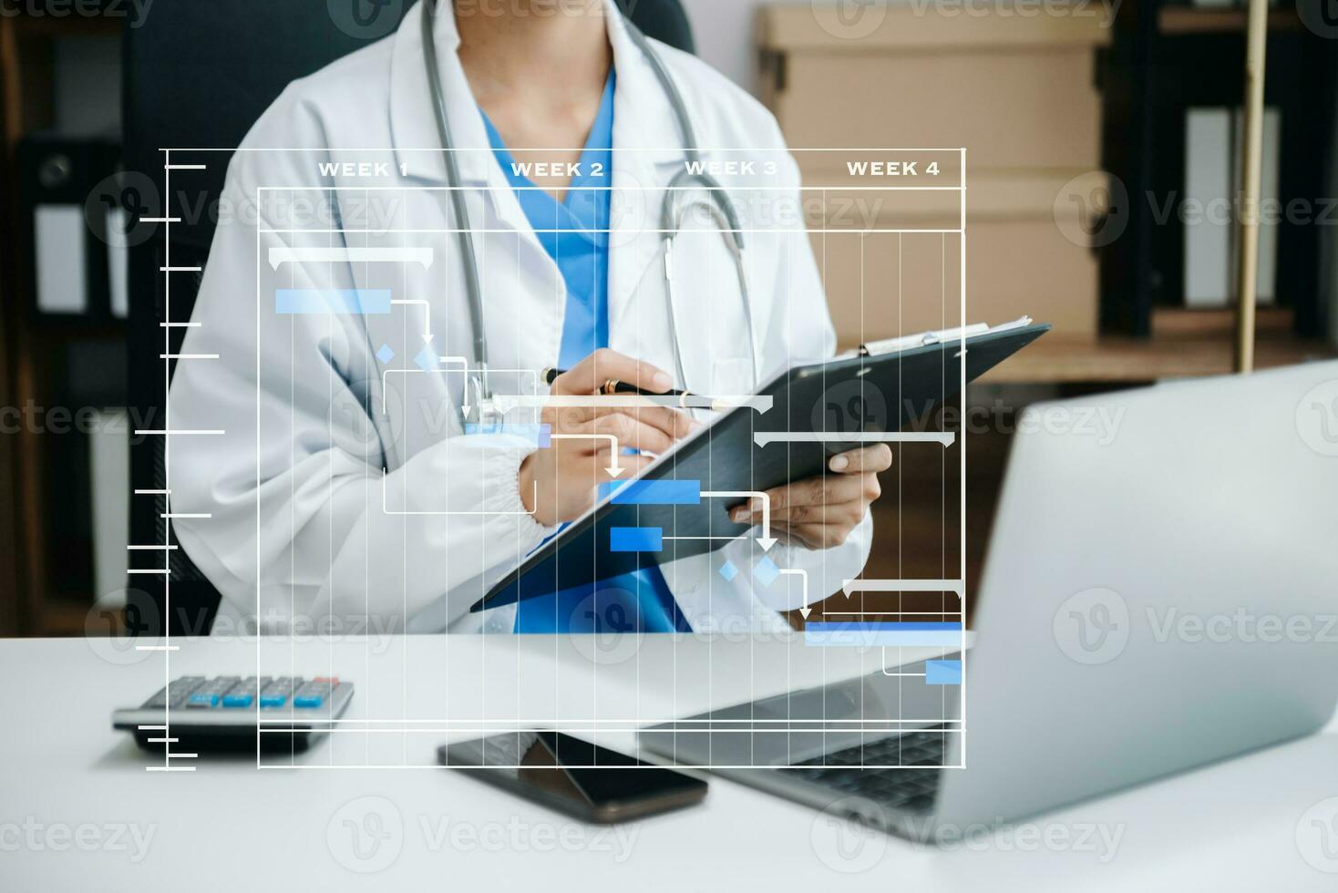 chef de projet travaillant et mettant à jour les tâches avec le diagramme de planification du diagramme de gantt à l'hôpital. succès médecin intelligent travaillant avec un médecin intelligent photo