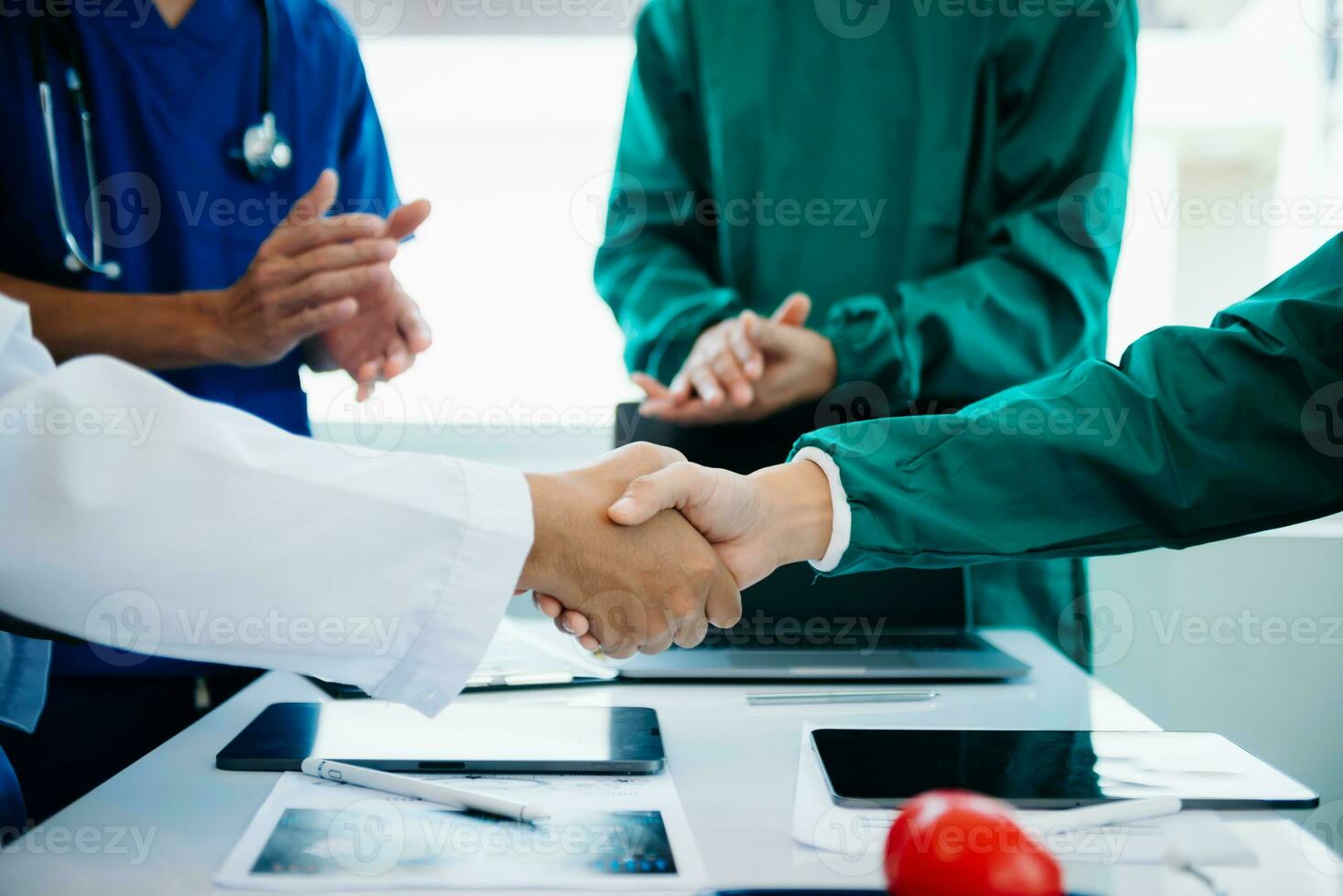 équipe médecins infirmières syndicat coordonner mains travail en équipe concept dans hôpital pour Succès et confiance dans le équipe. photo