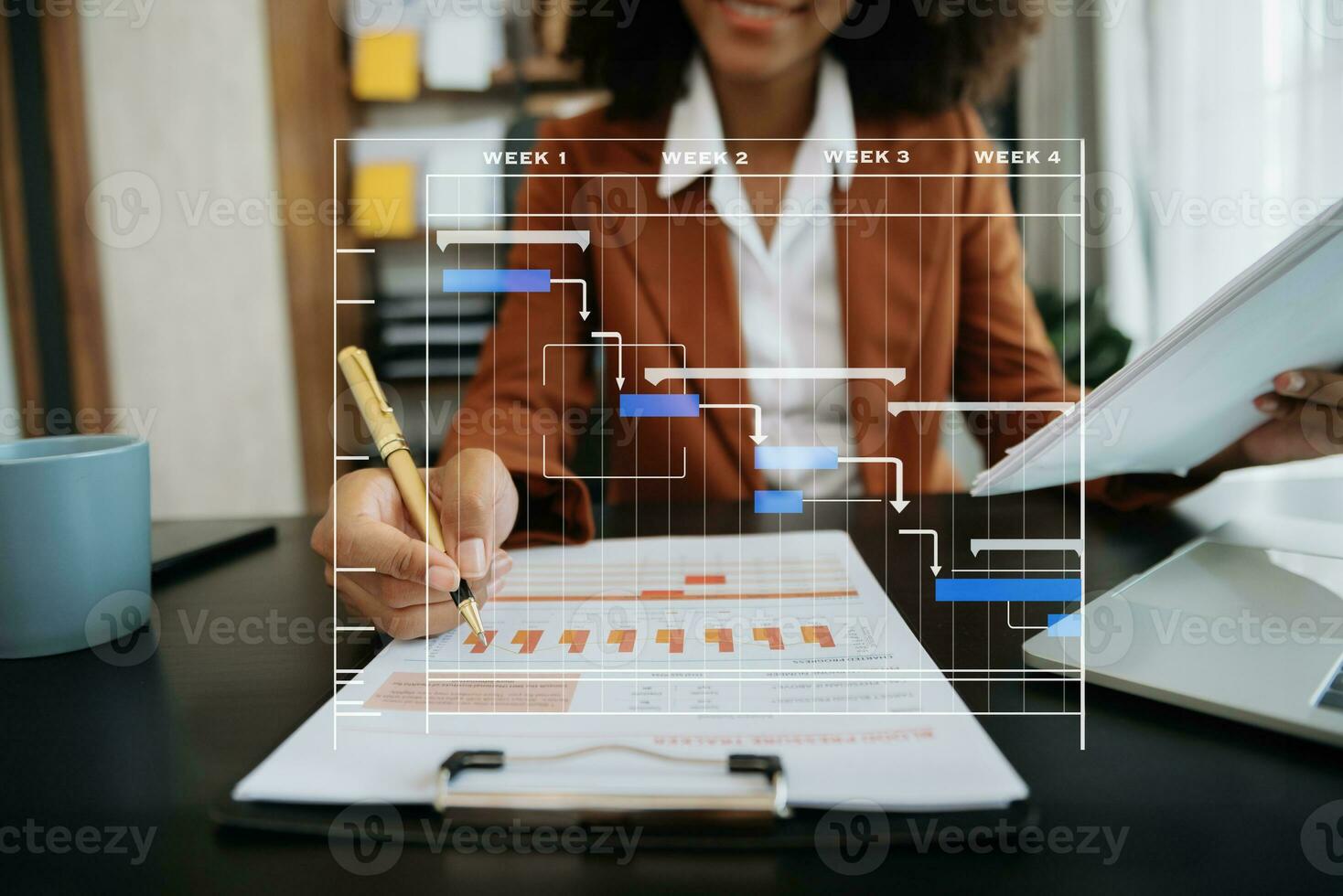 le chef de projet travaille et met à jour les tâches avec la planification de l'avancement des jalons et le diagramme de planification du diagramme de gantt. entreprise travaillant avec un smartphone, une tablette et un ordinateur portable photo