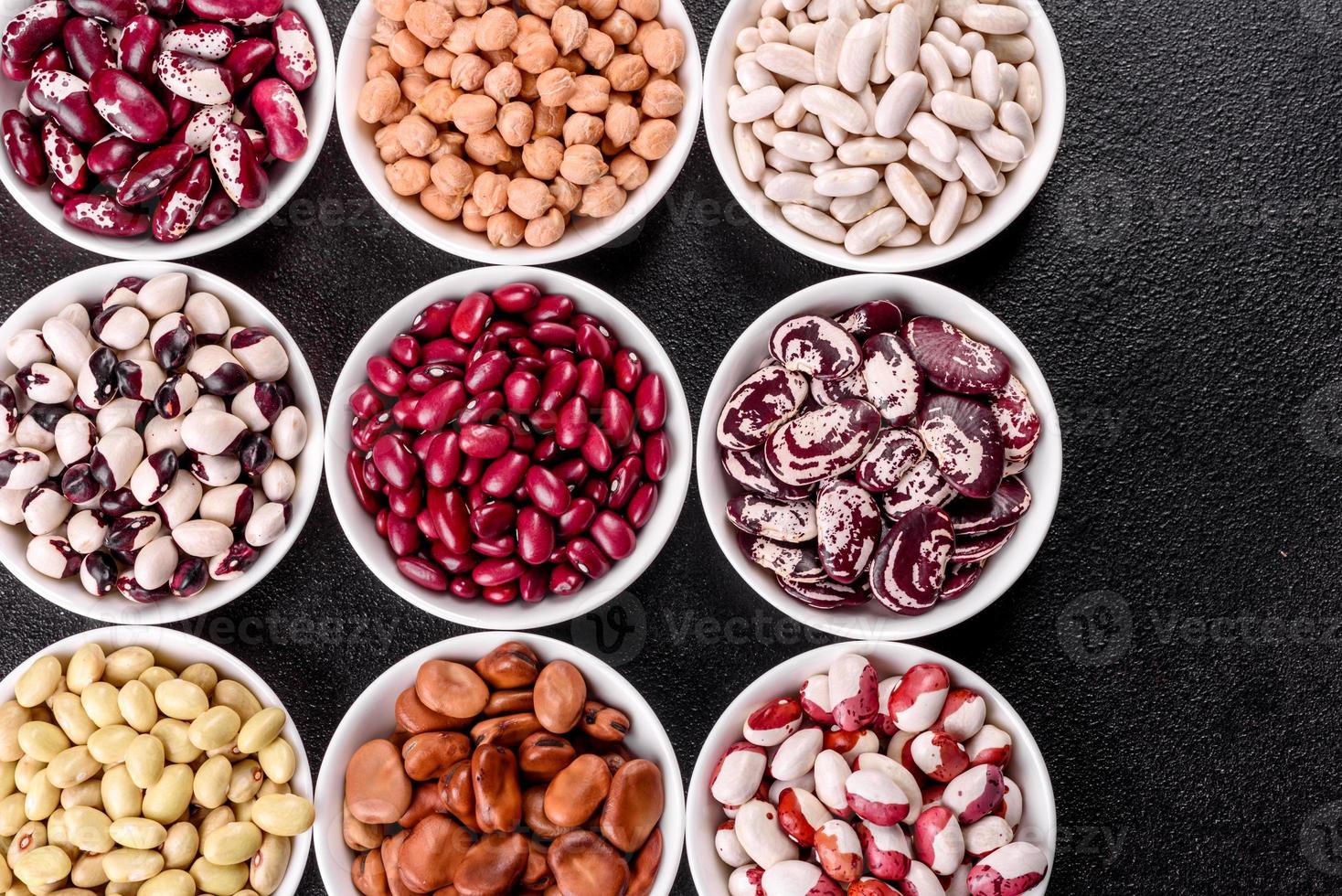 Sélection d'aliments santé légumineuses dans des plats en porcelaine blanche photo