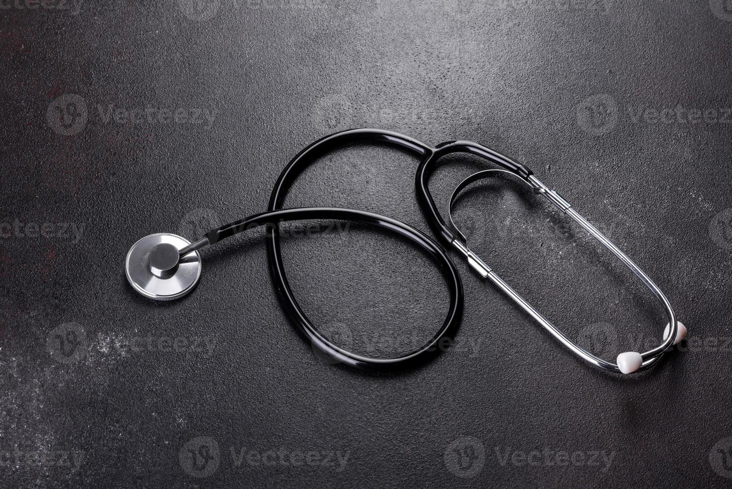 fournitures médicales sur fond sombre comme attribut photo