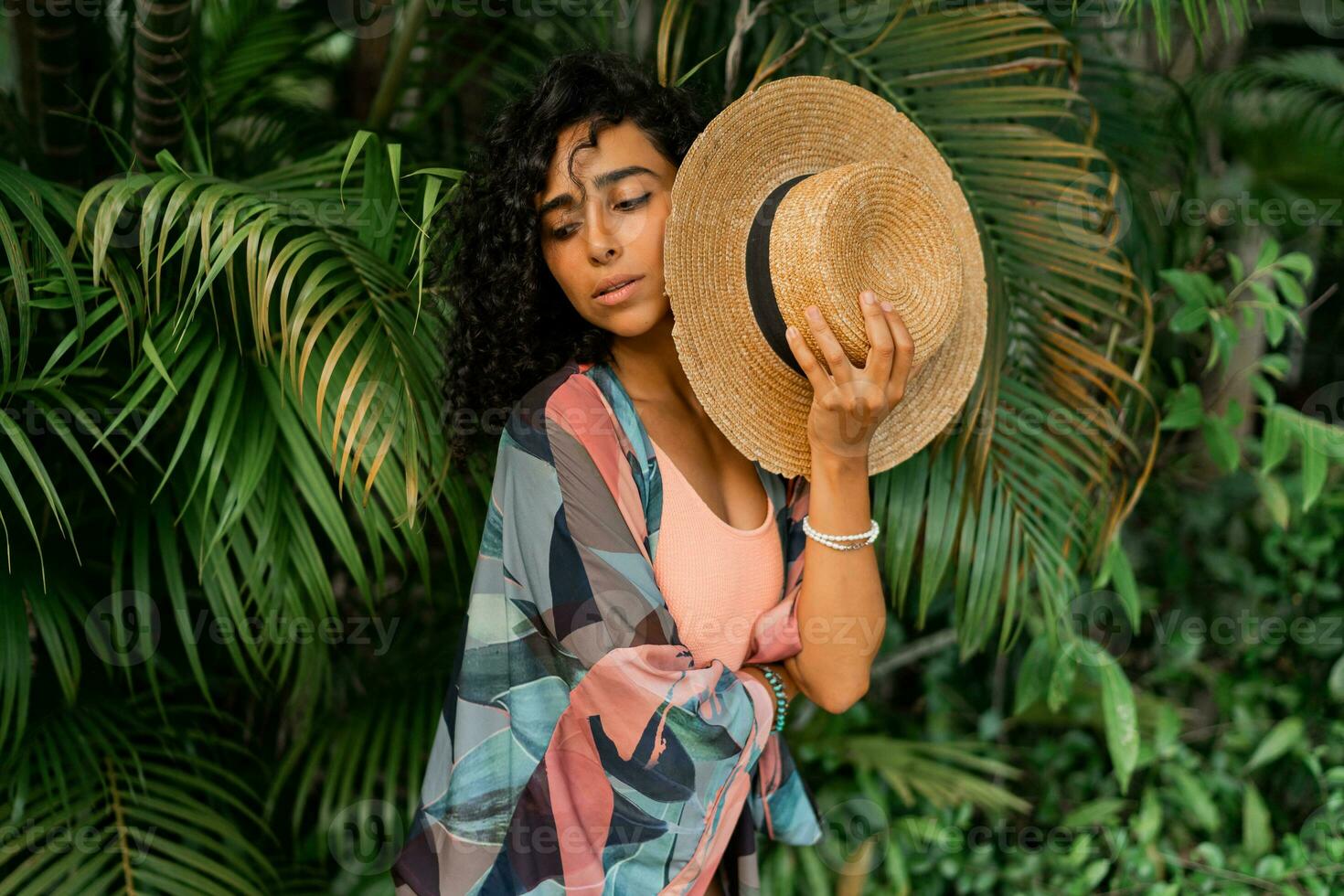 content européen femme enjoing les vacances sur tropical île. en portant paille chapeau. portant élégant été tenue. photo