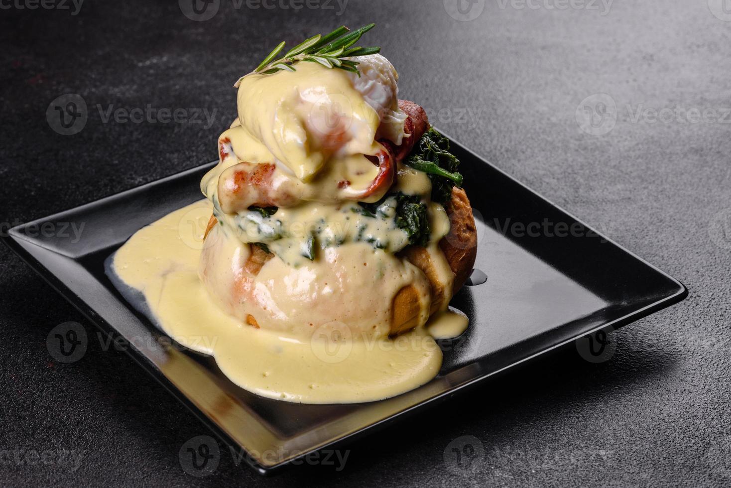 oeufs bénédictine ou oeufs florentins sur une plaque noire dans le café photo