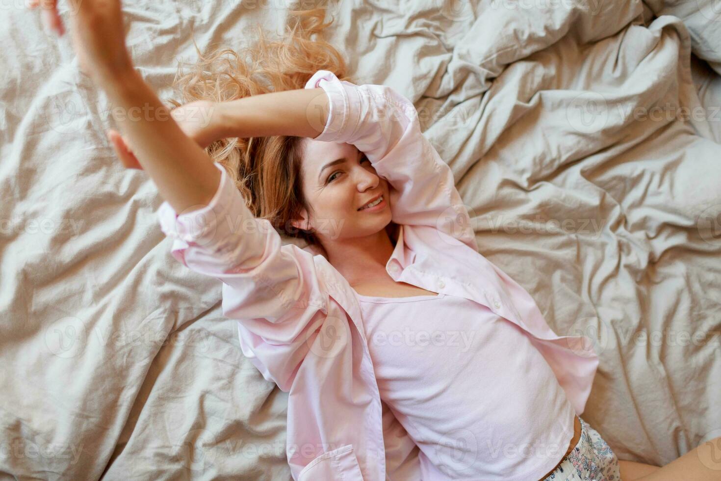 jolie femme écouter la musique dans sa salle de perles. photo