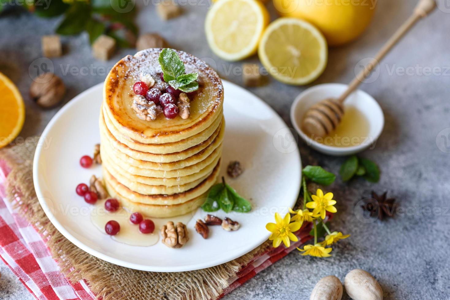 délicieuses belles crêpes fraîches au miel d'agrumes et à la confiture photo