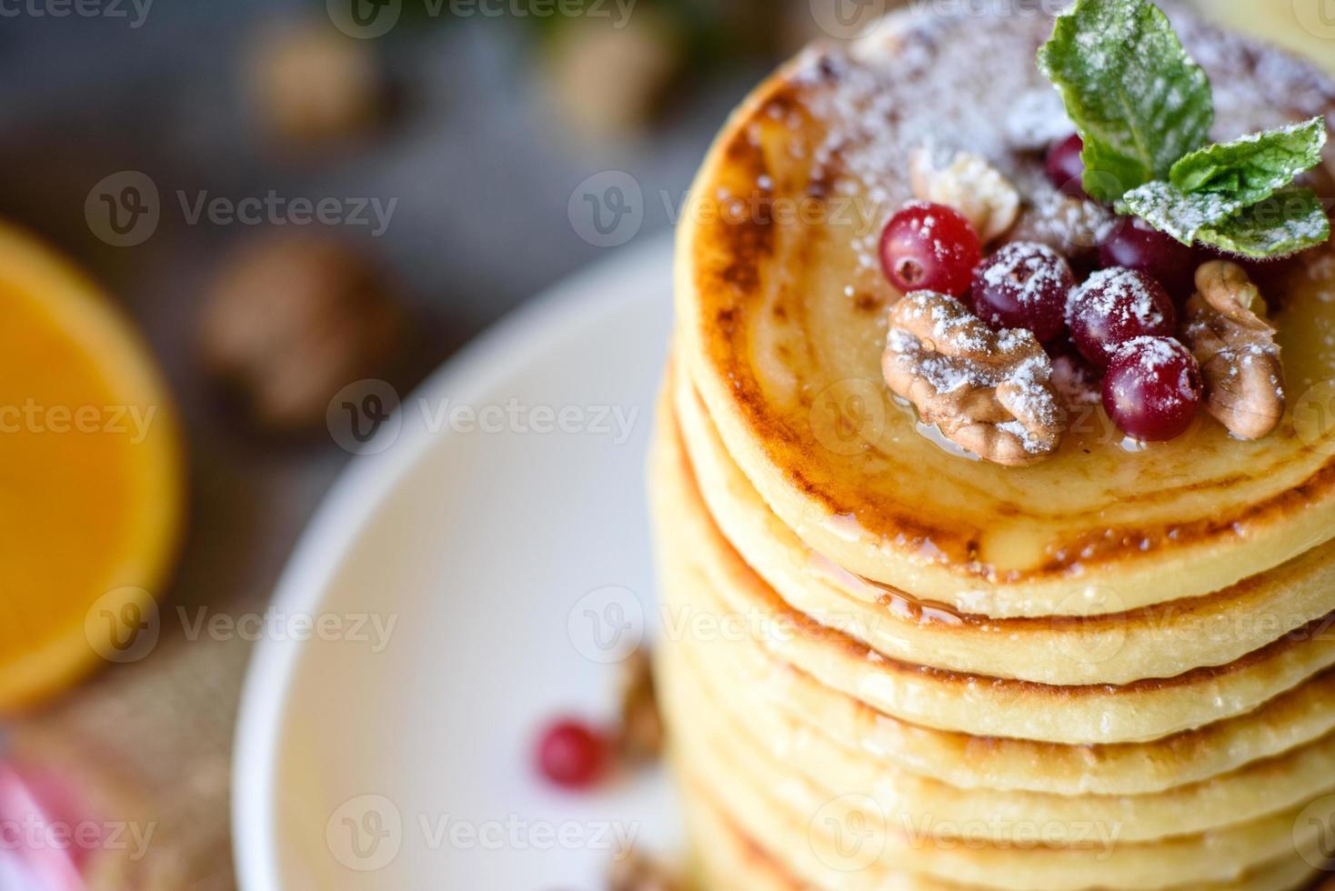 délicieuses belles crêpes fraîches au miel d'agrumes et à la confiture photo